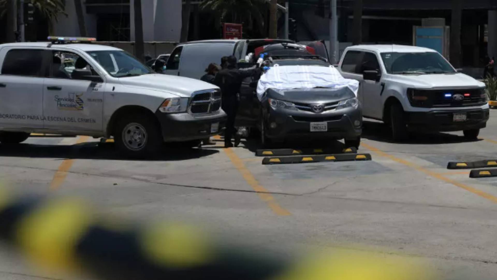 سيارة يشتبه في العثور على جثة بداخلها بالقرب من ملعب كاليينت حيث يتدرب المنتخب الإيراني لكرة القدم