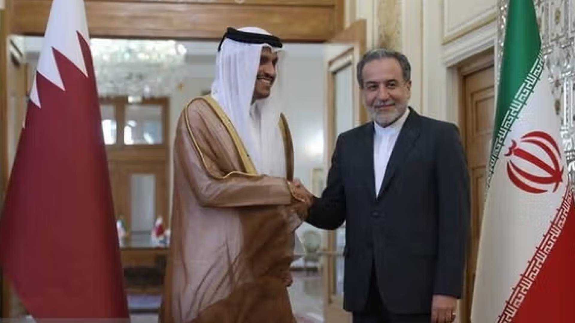 وزير خارجية قطر محمد بن عبد الرحمن آل ثاني ووزير الخارجية الإيراني عباس عراقجي