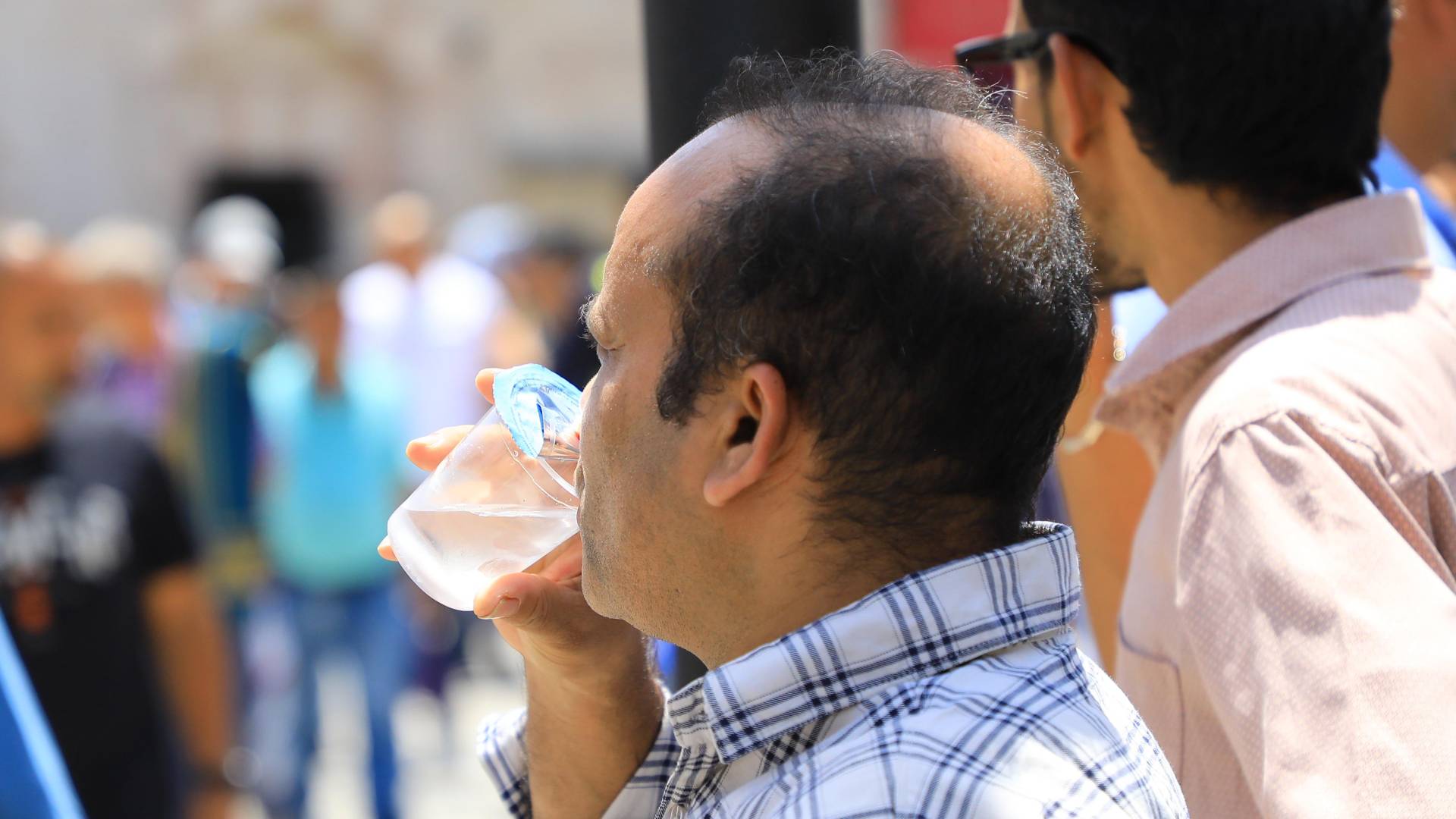 مواطن يشرب المياة في أجواء حارة
