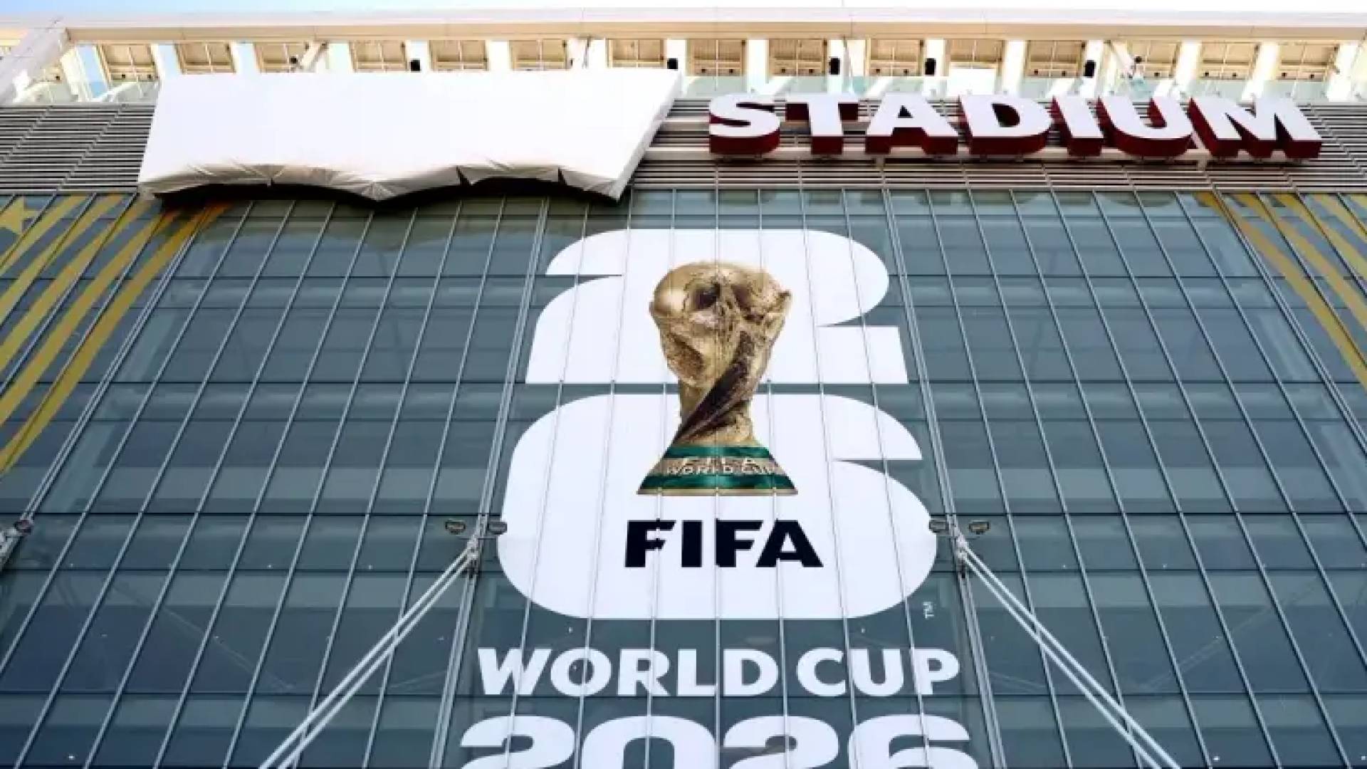 تغطية شعار إحدى الشركات الراعية لأحد ملاعب البطولة