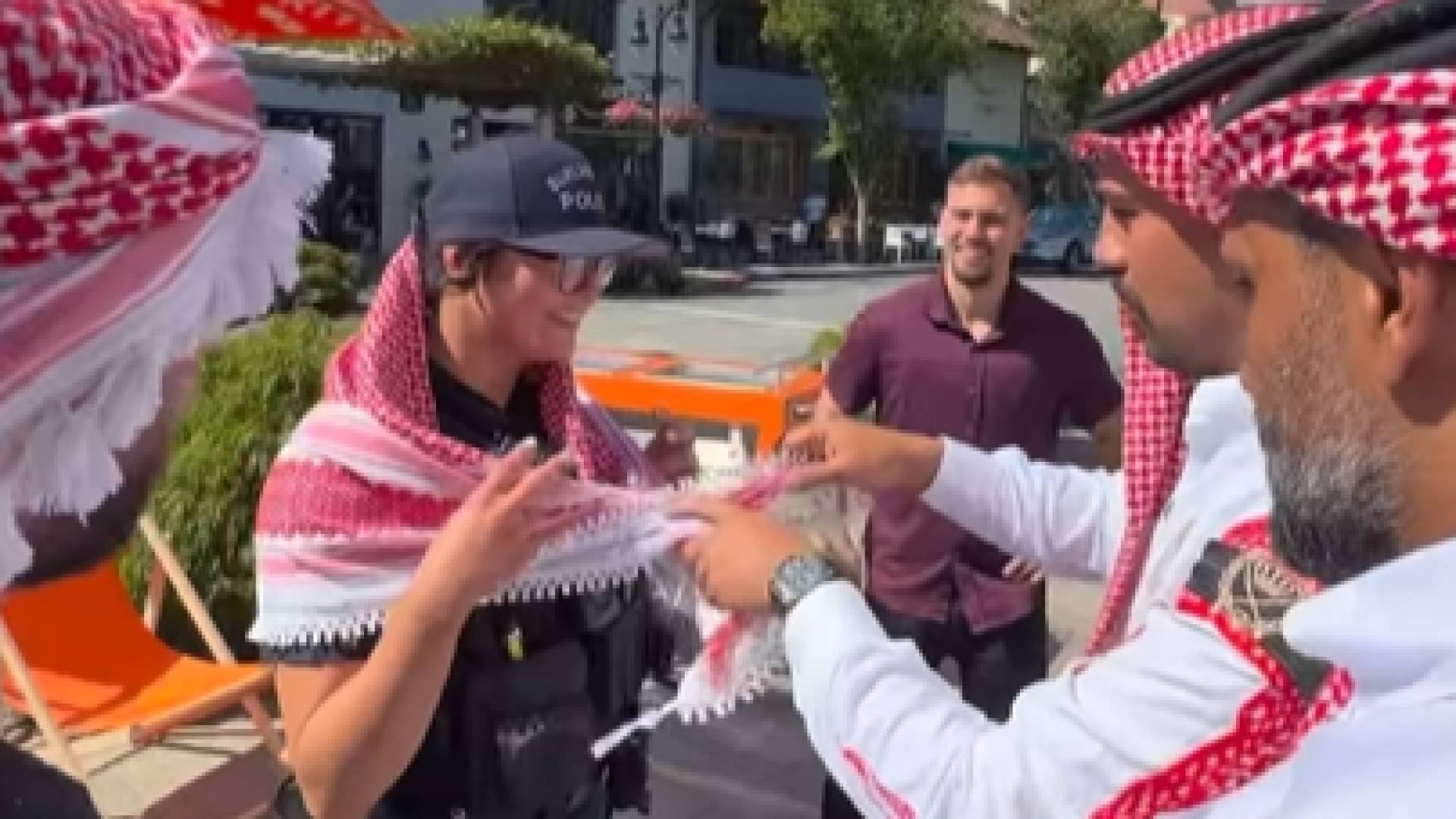 مشجعي الأردن في أمريكا يمازحون الشرطة