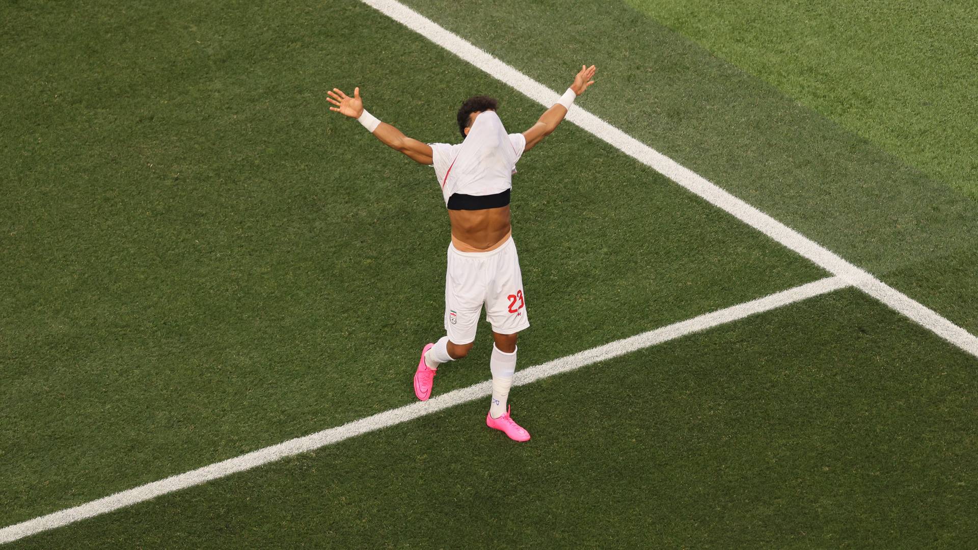 خلال مباريات كأس العالم لاعب