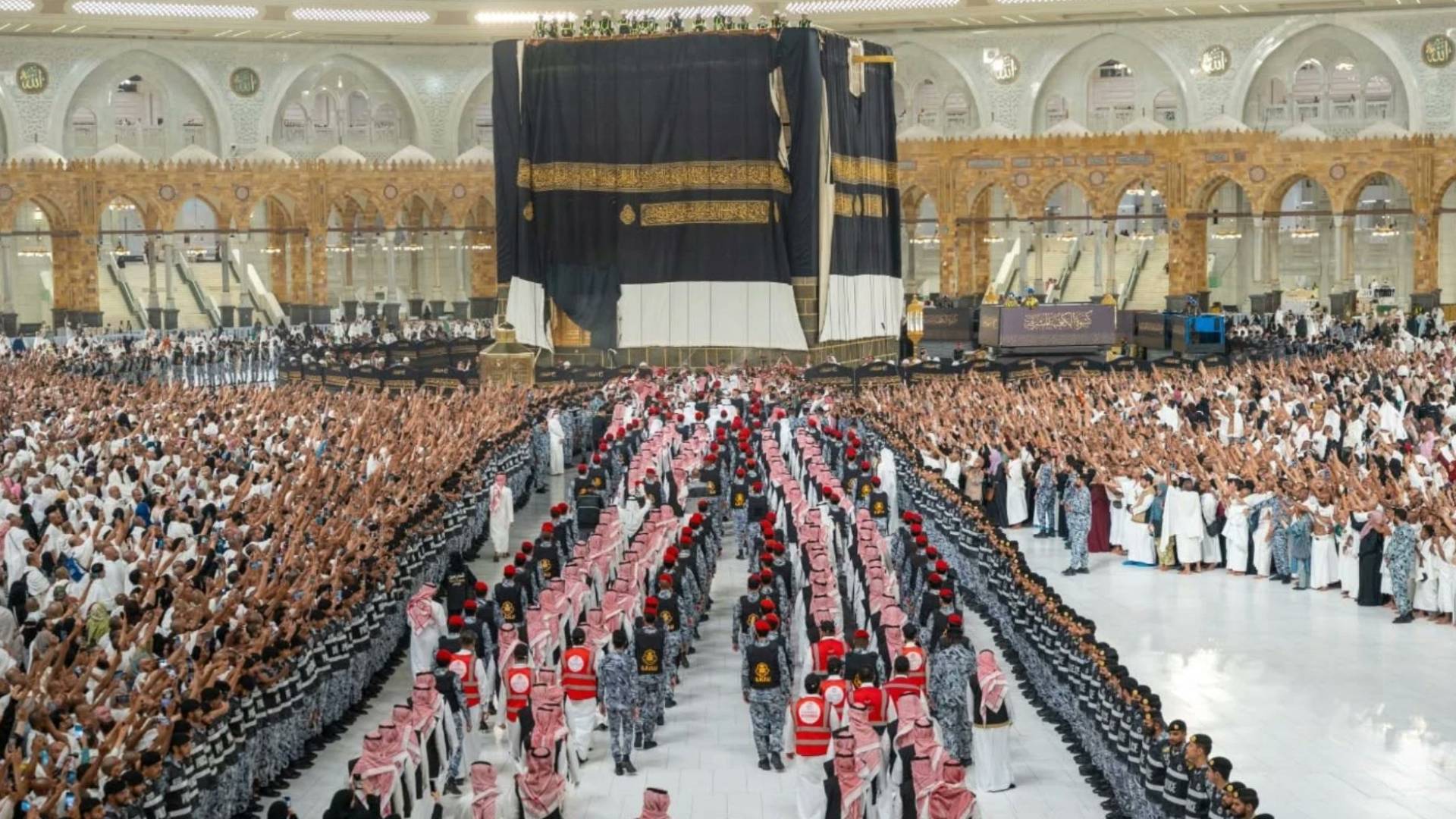 الكعبة المشرفة تتزين بكسوتها الجديدة لعام 1448هـ