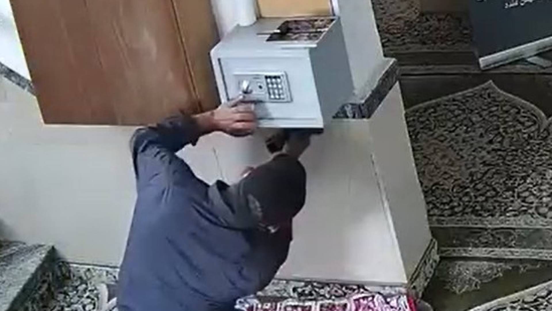 شخص يسرق صندوق التبرعات في المسجد