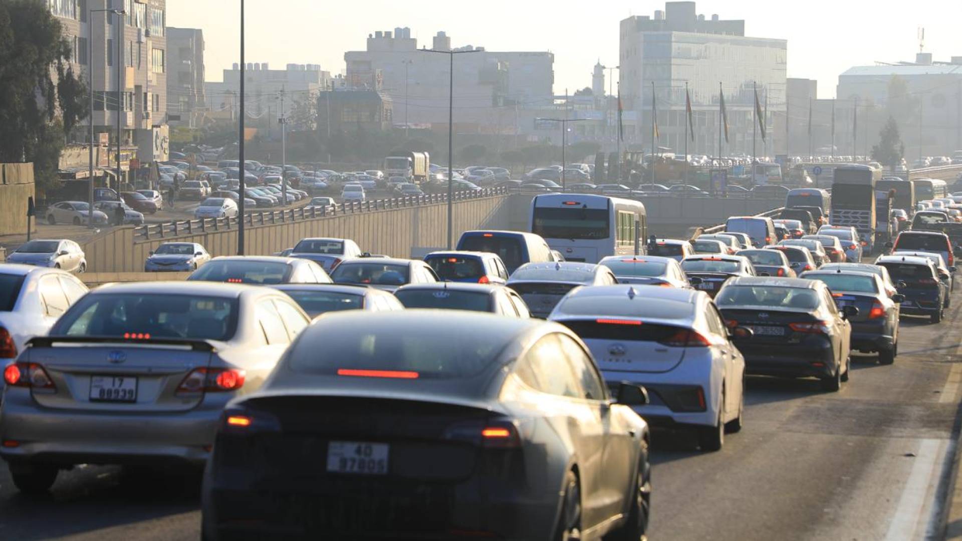 ازدحام مركبات بأحد شوارع عمان