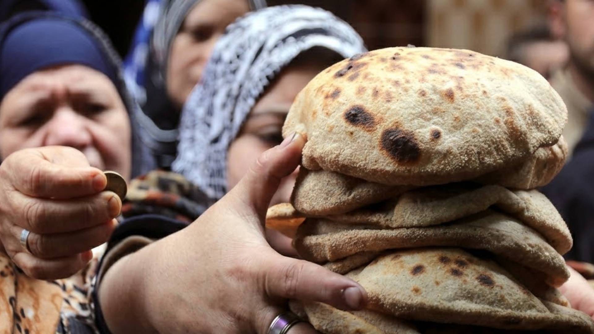 نساء يحملن الخبز