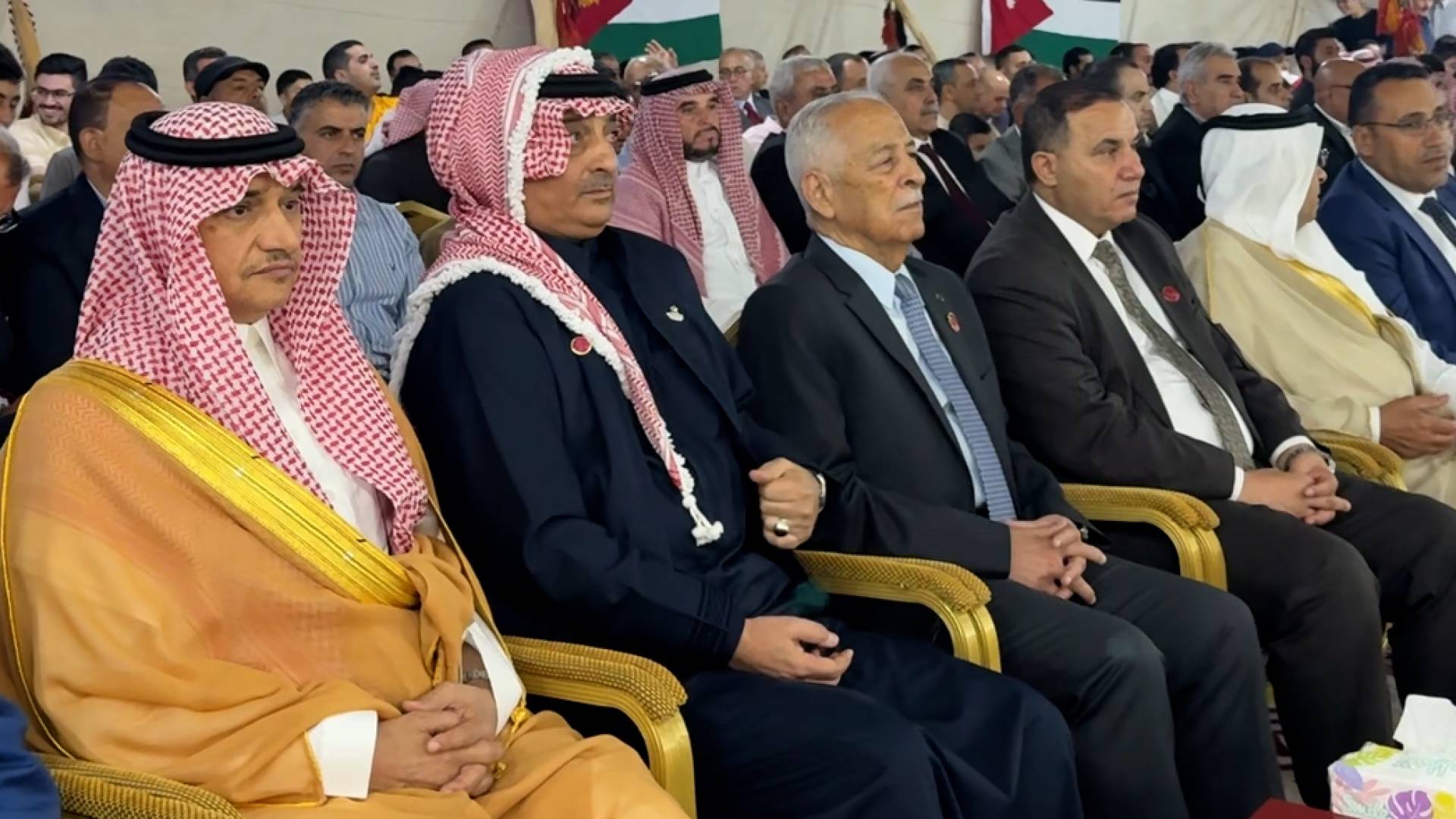 رئيس الديوان الملكي والسفير السعوي وعدد من وجهاء المجتمع المحلي