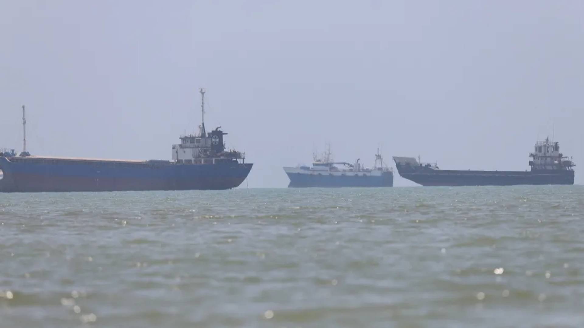 سفن بمضيق هرمز بالقرب من شاطئ بندر عباس في إيران