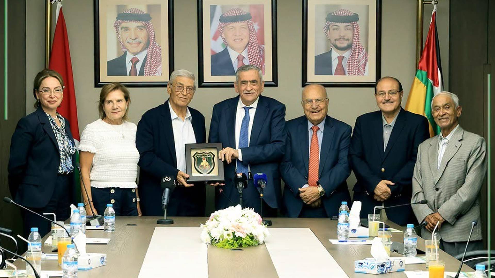 رئيس مجلس إدارة مجموعة الصايغ رجل الأعمال ميشيل فائق الصايغ ورئيس الجامعة الأردنية الدكتور نذير عبيدات