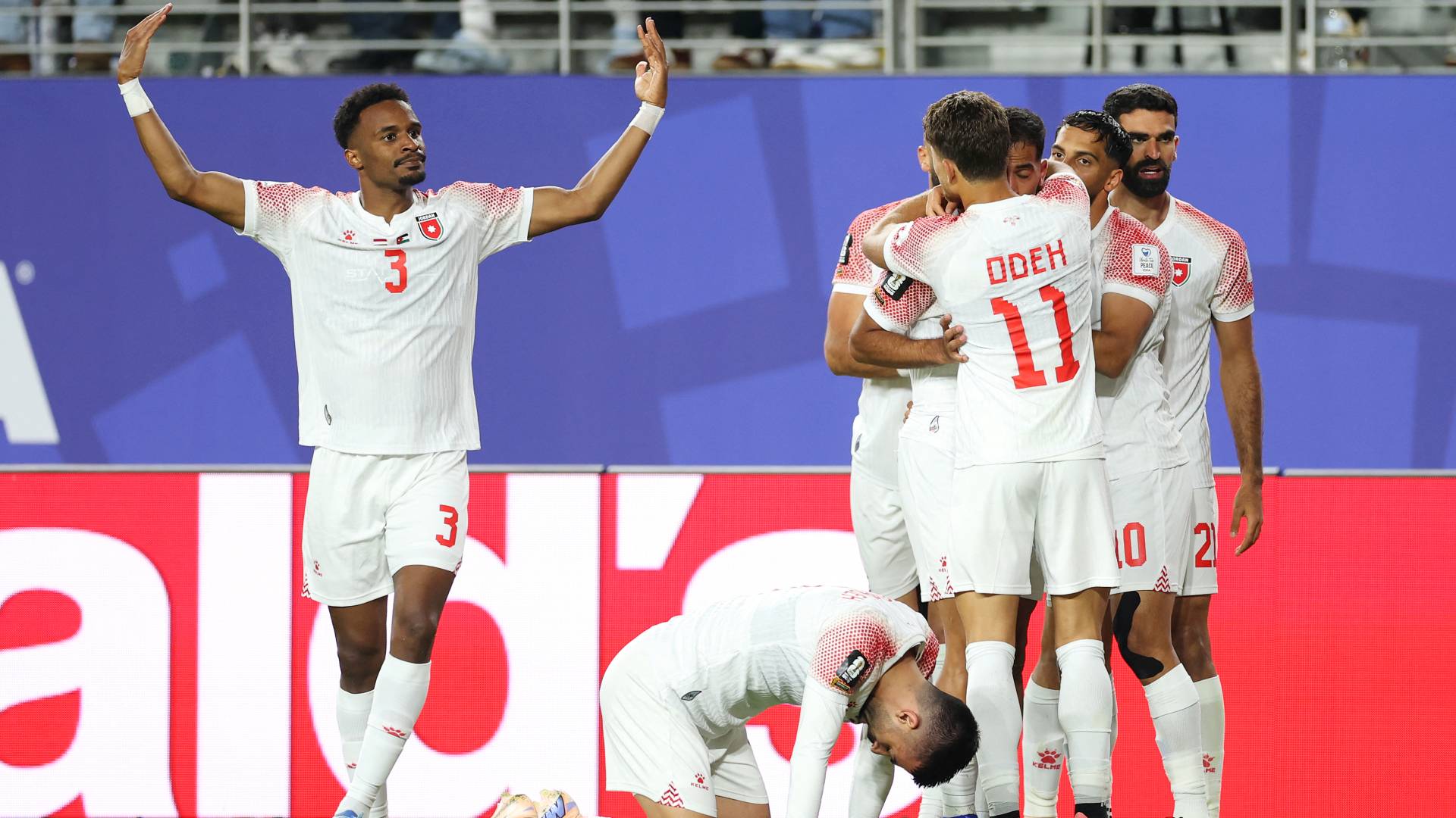 لاعبو منتخب النشامى يحتفلون بالهدف في مرمى النمسا