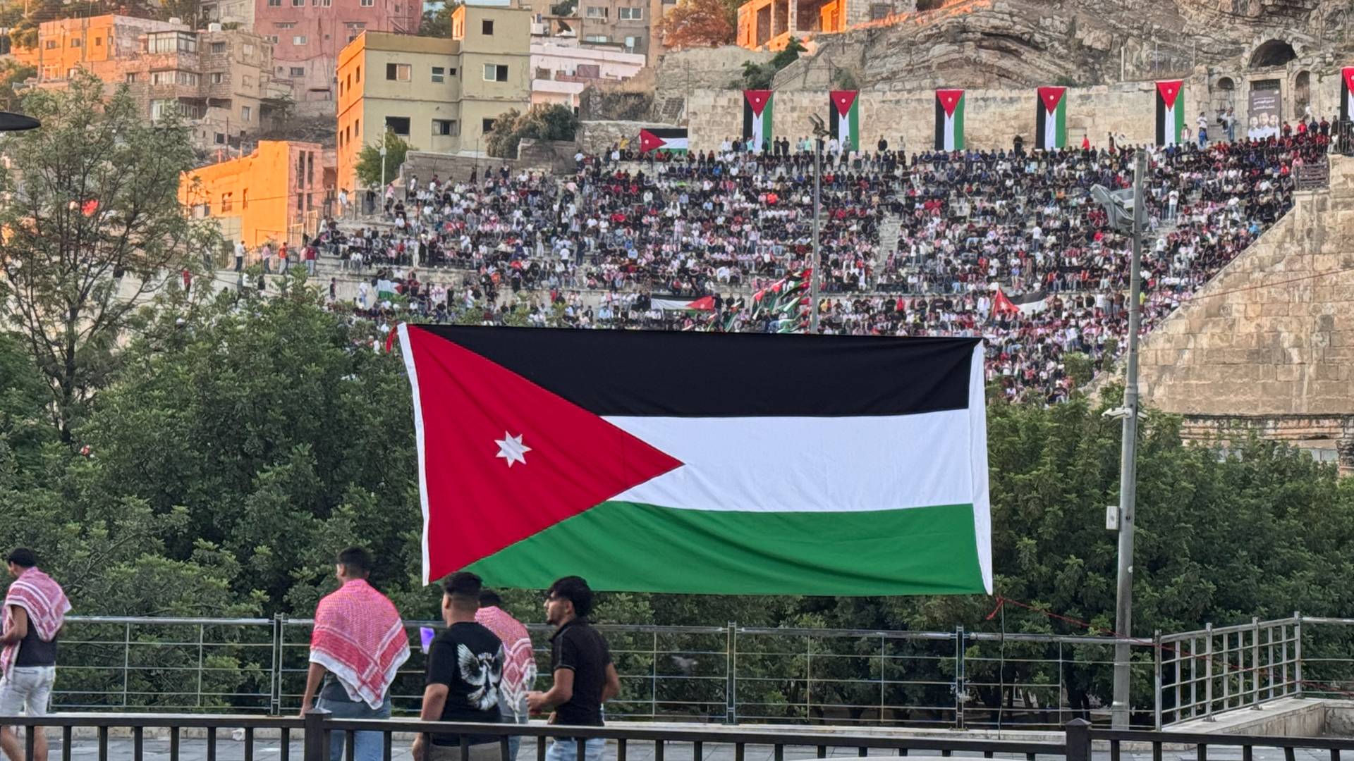 جماهير أردنية في المدرج الروماني