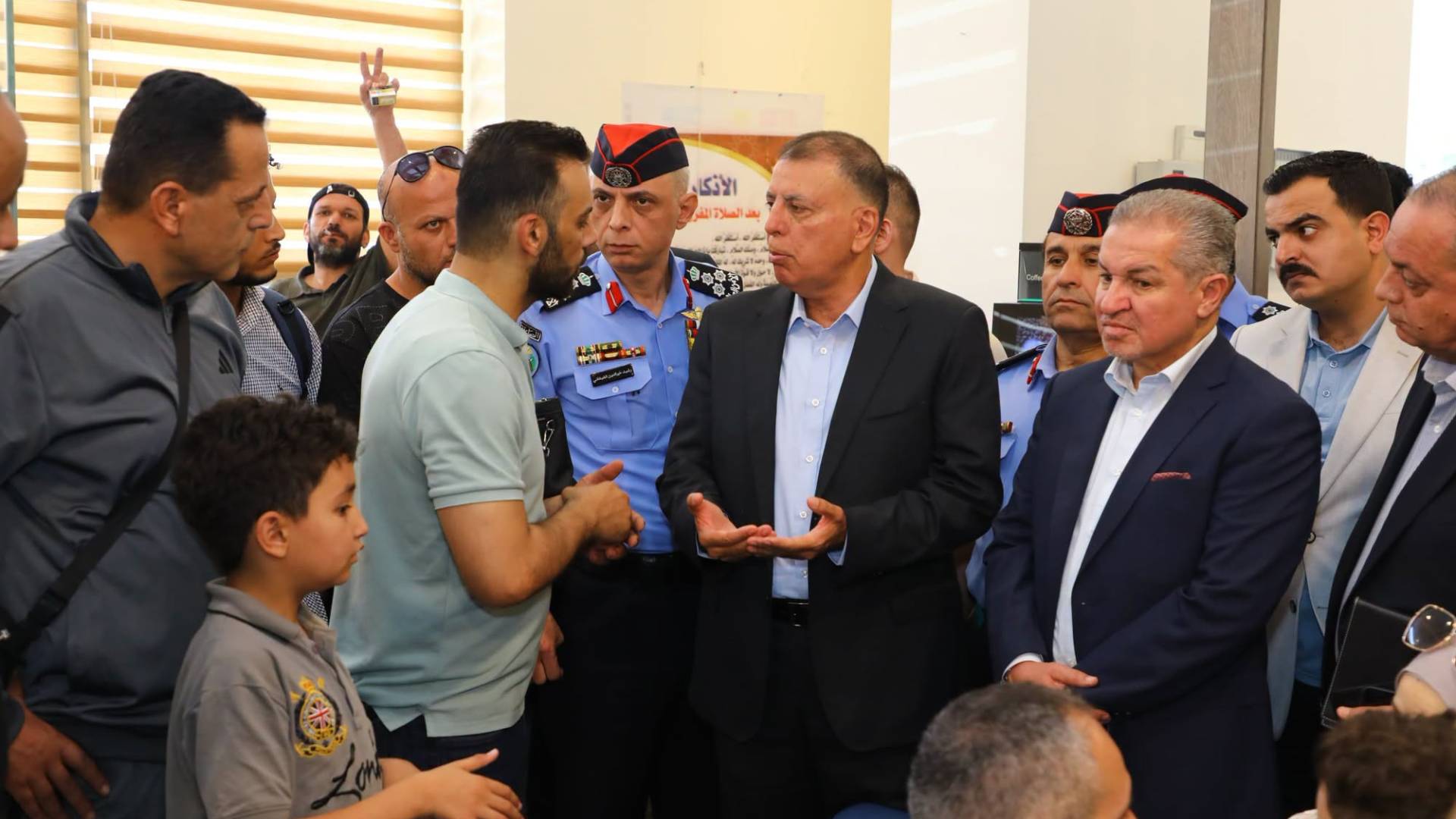 وزير الداخلية وعدد من المسؤولين في جسر الملك حسين