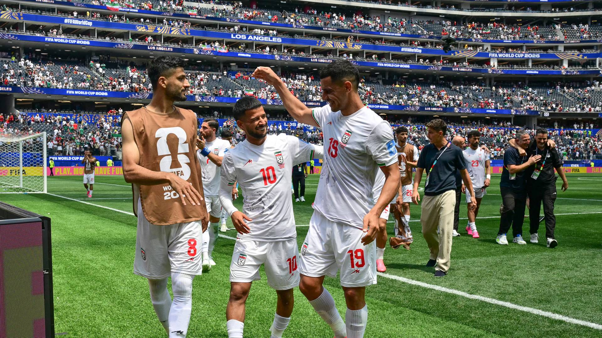 لاعبو المنتخب الإيراني محمد محبي  ومهدي قائدي وعلي نعمتي
