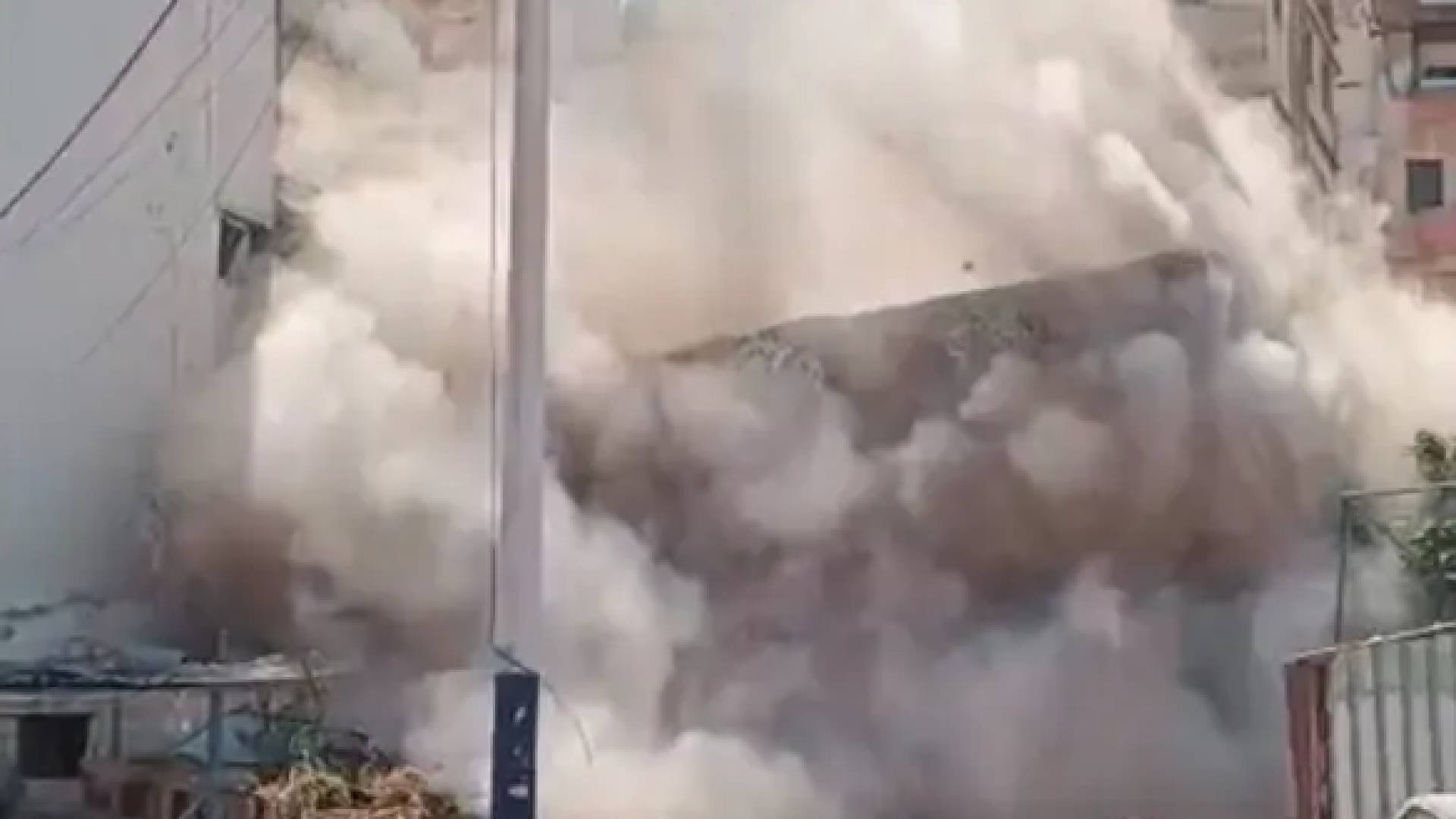 انهيار جزء من مبنى متصدع في شارع سوريا بلبنان