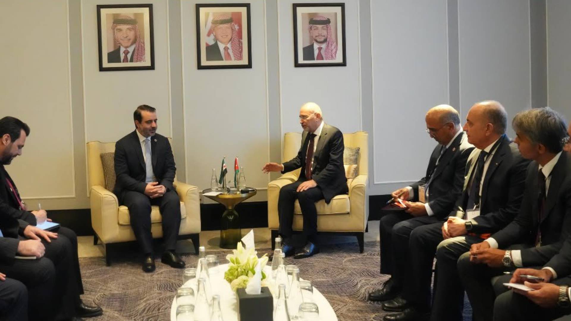 وزير الخارجية الأردني أيمن الصفدي ونظيره السوري أسعد الشيباني