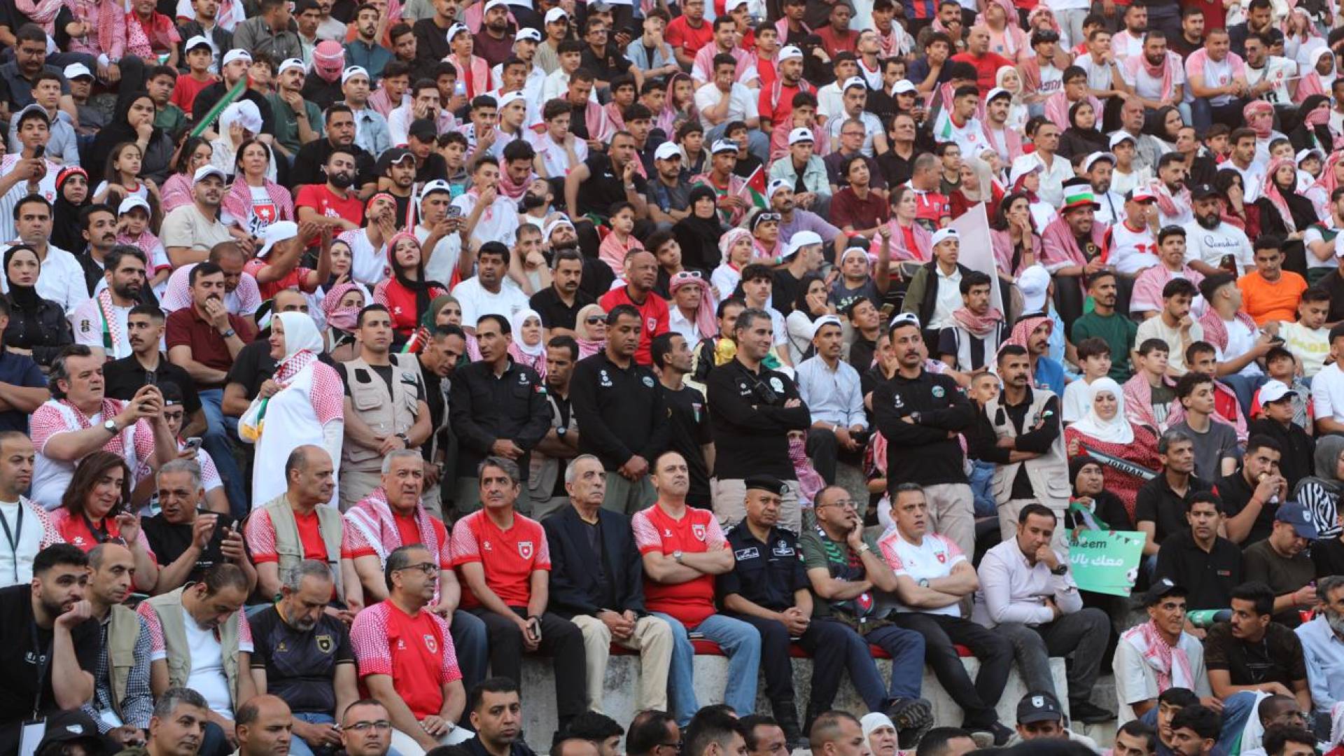 حضور جماهيري في المدرج الروماني