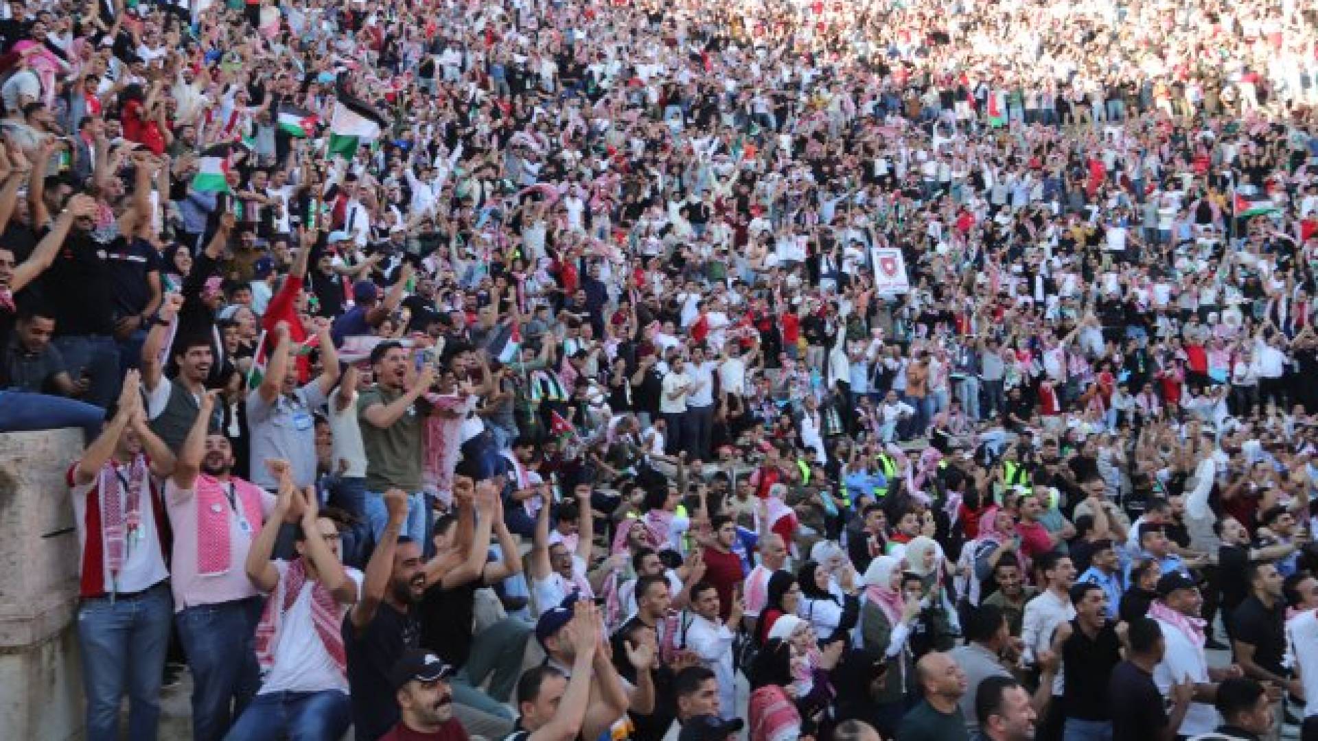 جماهير أردنية في المدرج الروماني