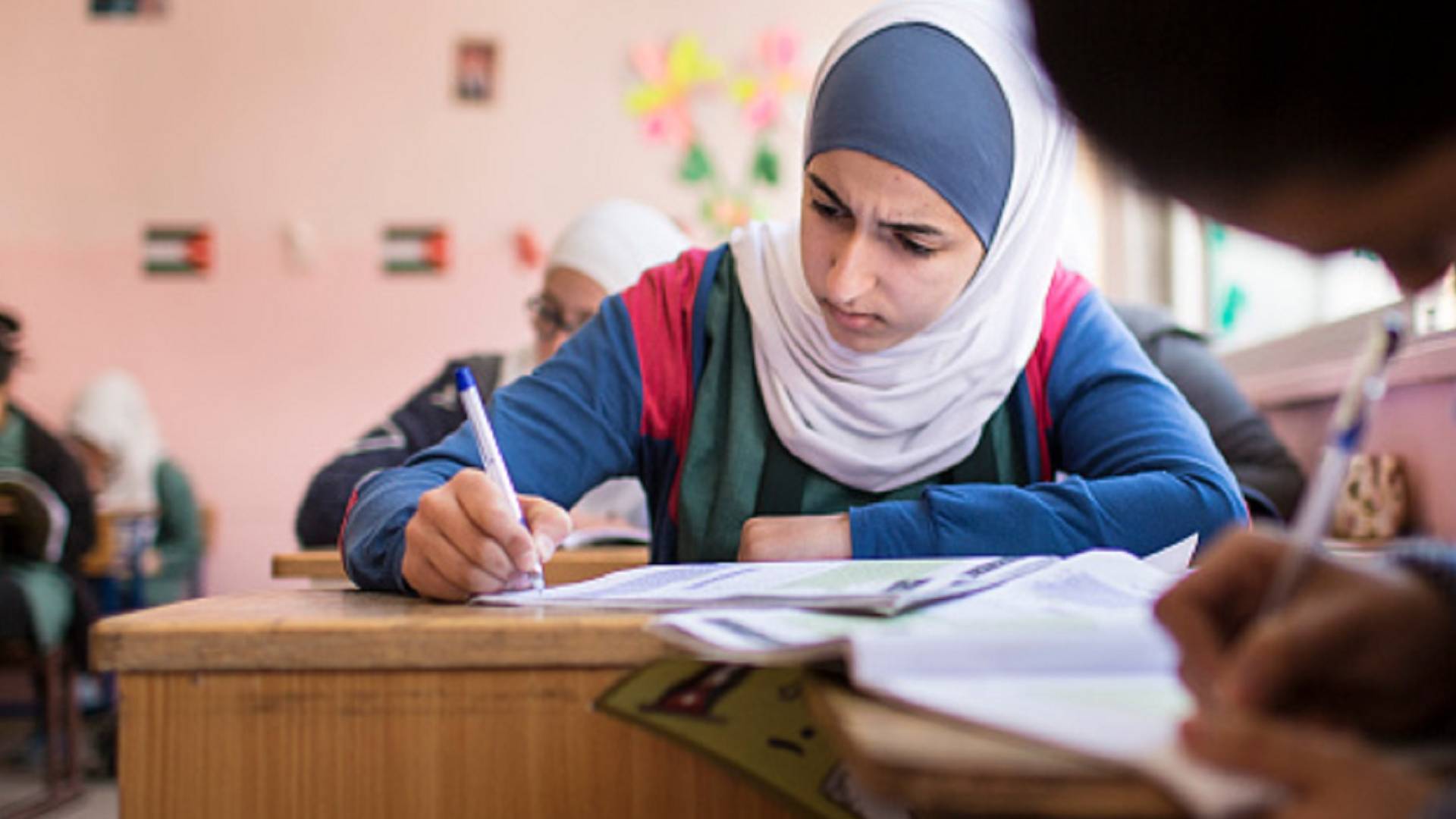 طالبة تقدم امتحان