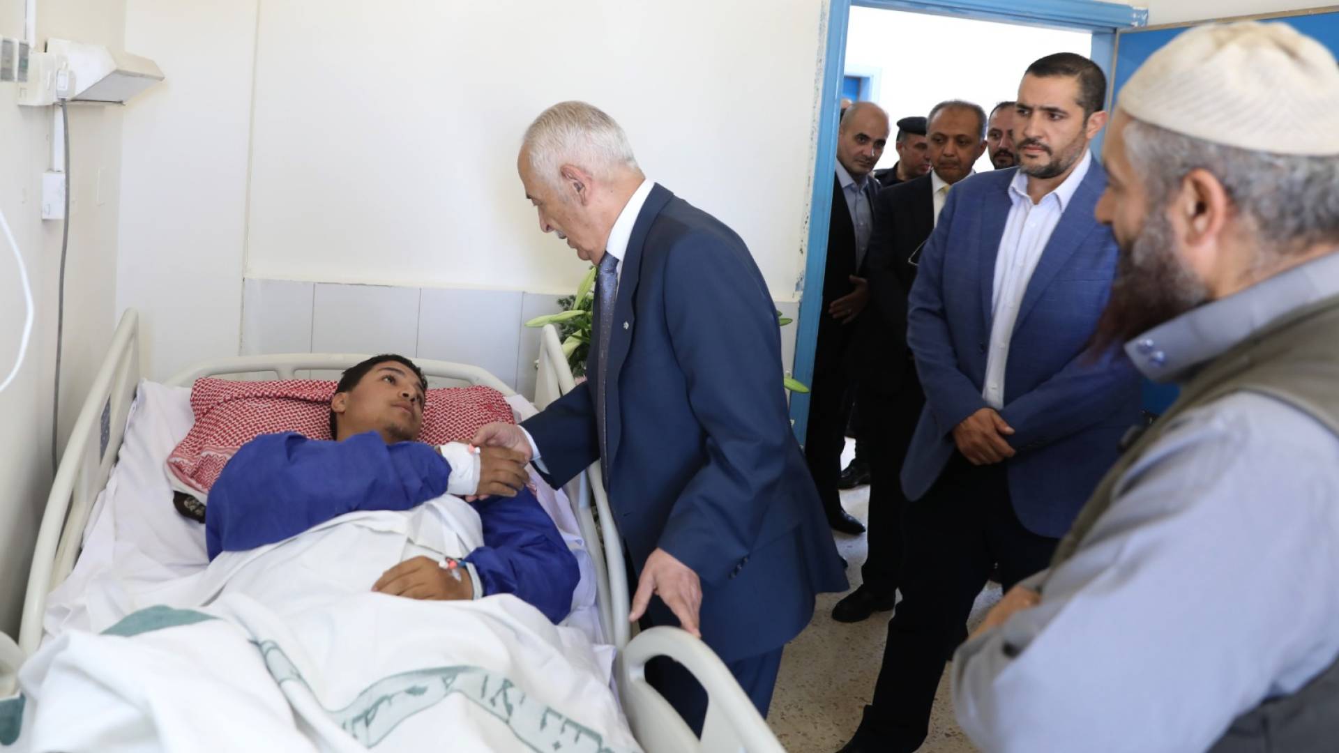 مندوبا عن الملك وولي العهد.. العيسوي يعزي بوفاة الشاب الدماسي إثر حادثة المدرج الروماني وينقل تمنياتهما بالشفاء للمصاب طريش