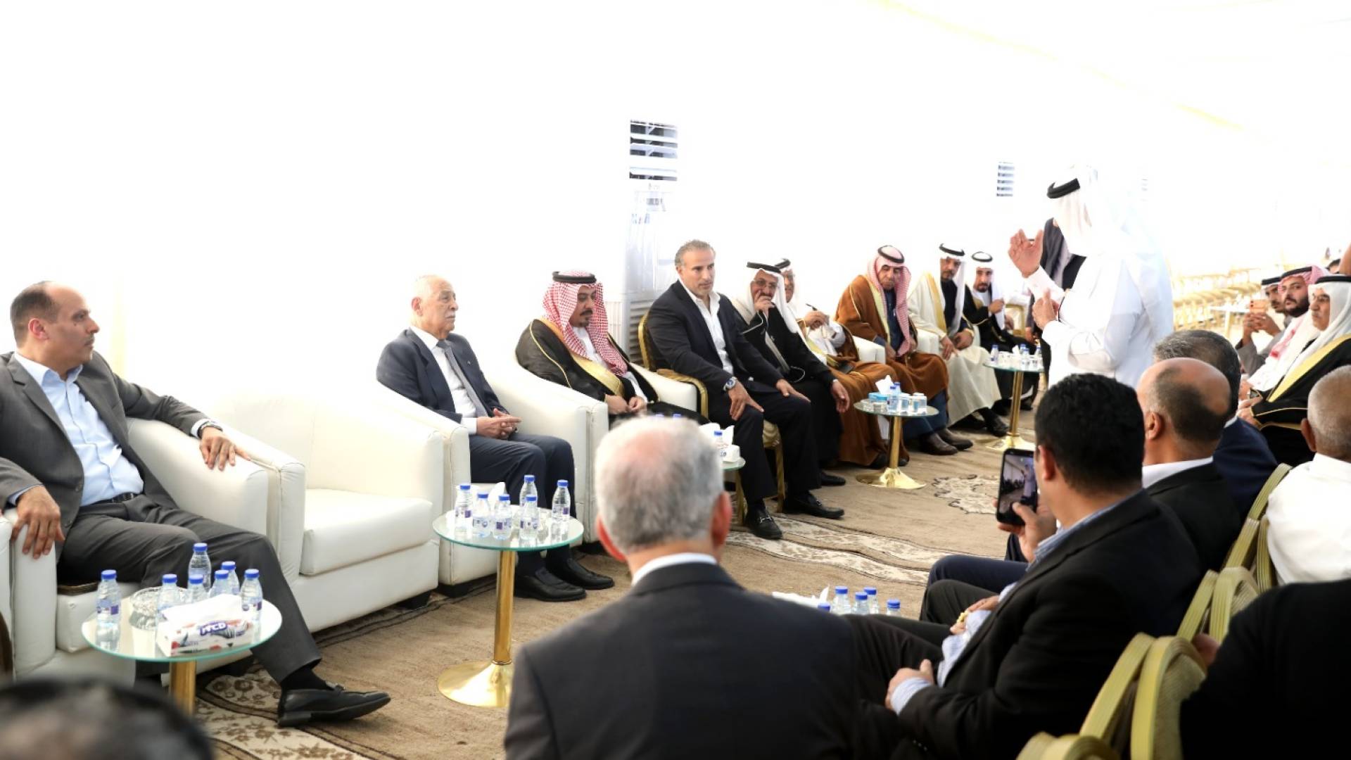 مندوبا عن الملك وولي العهد.. العيسوي يعزي عشيرة الفايز