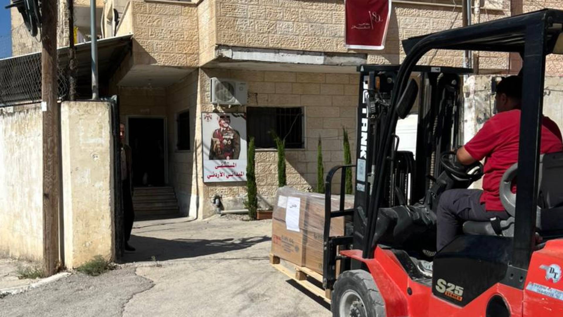 القوات المسلحة الأردنية ترسل مواد تزويد طبية ولوجستية إلى المحطتين الجراحيتين في الضفة الغربية