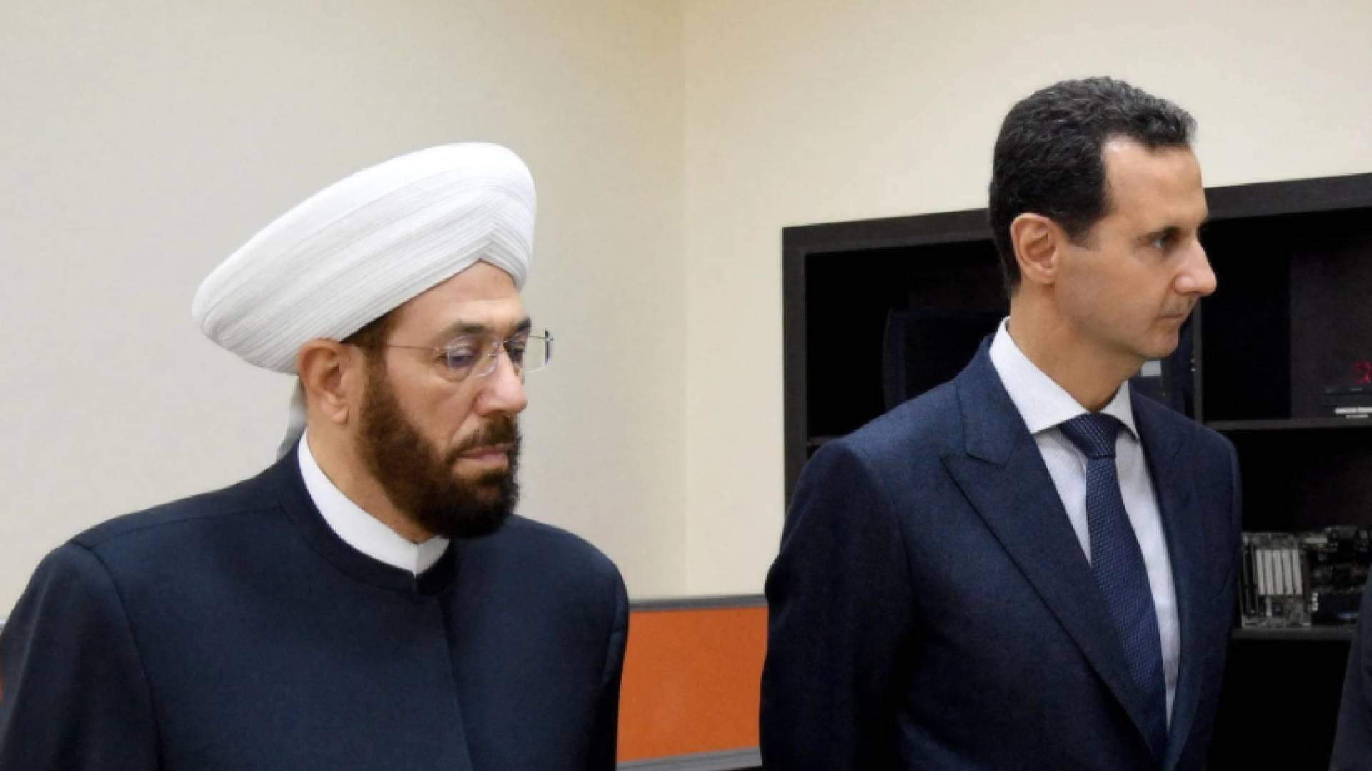 أحمد حسون بجوار الرئيس السوري المخلوع بشار الأسد