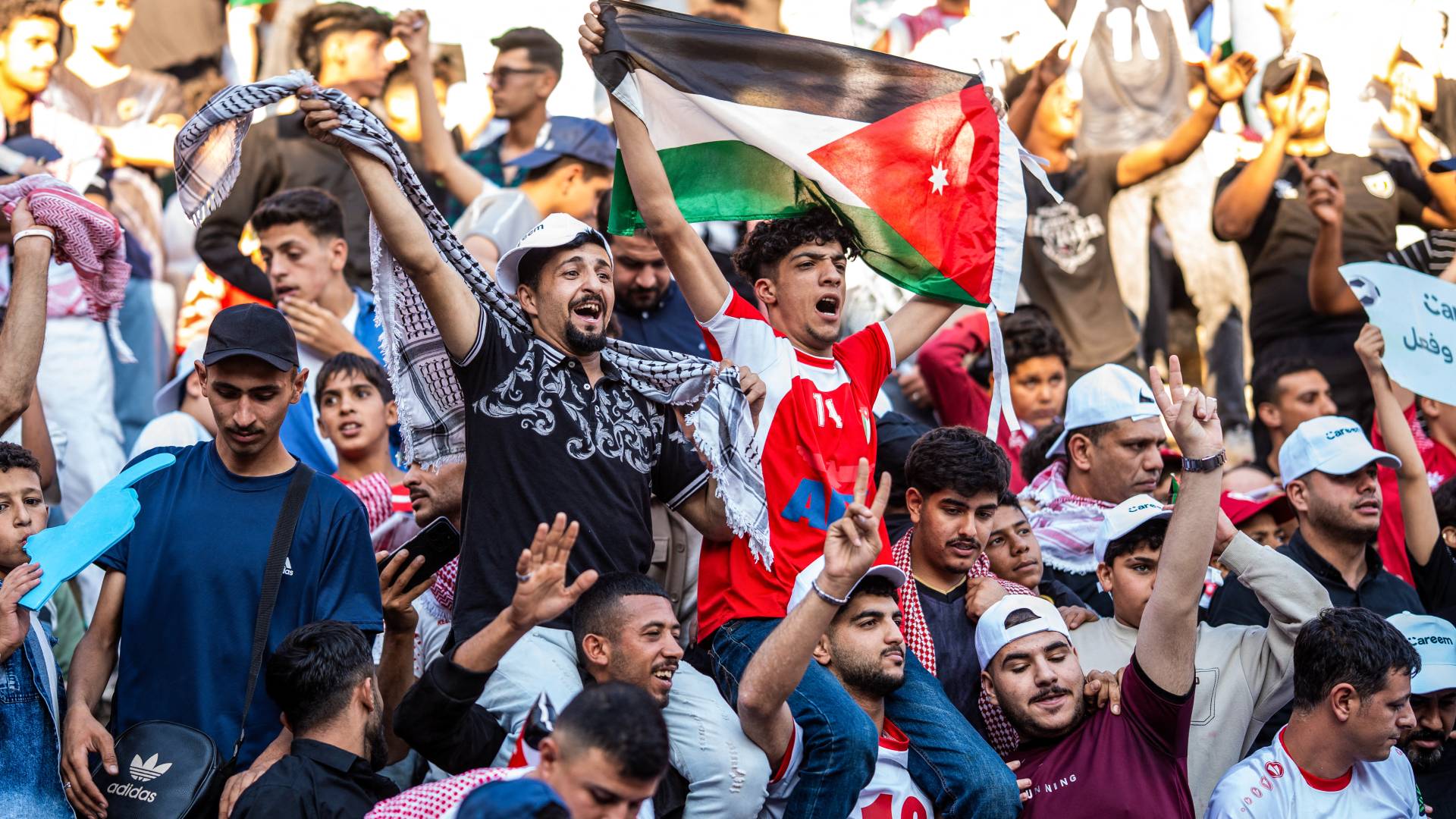 مشجعي النشامى في الدرج الروماني