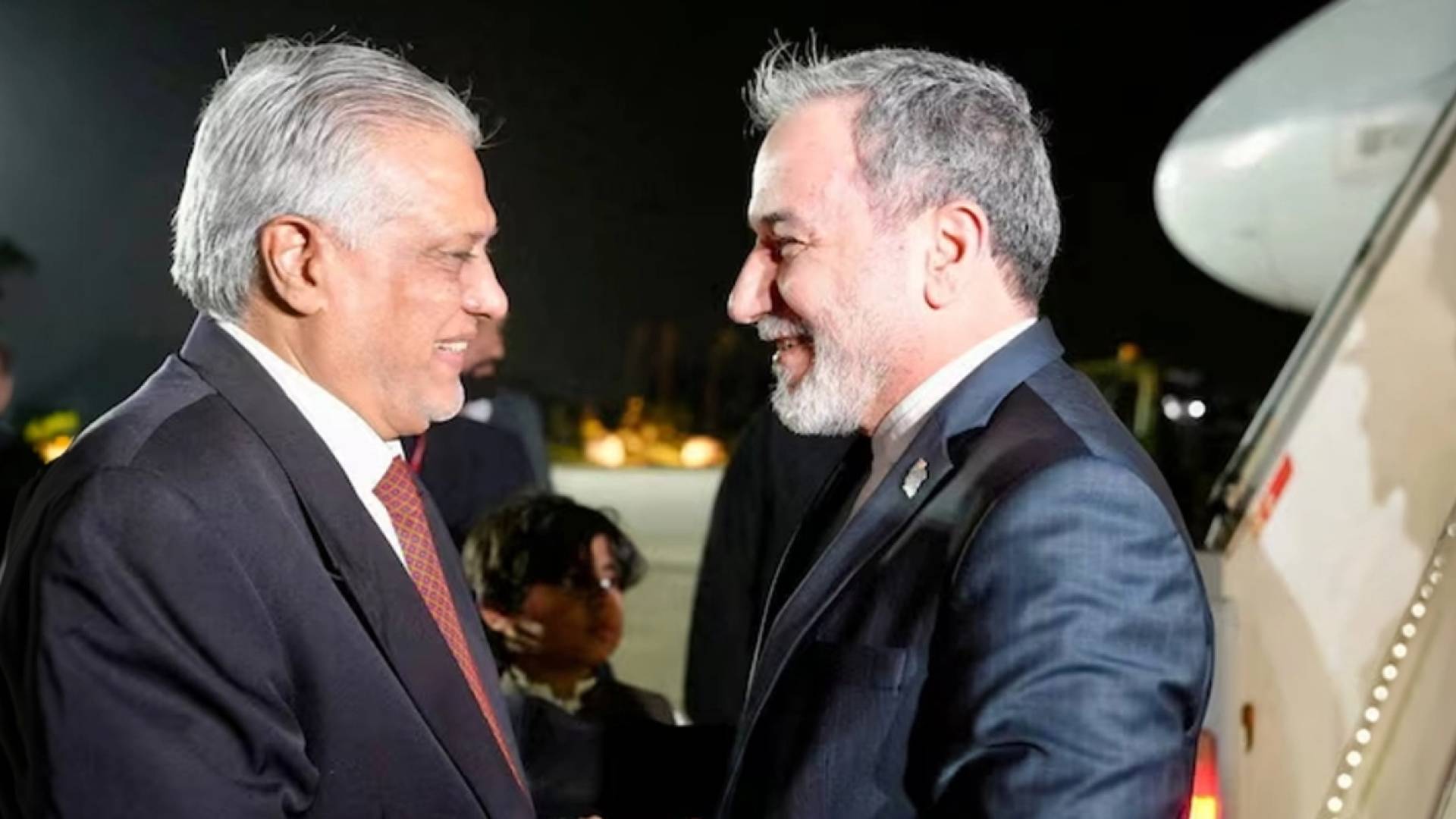وزير الخارجية الإيراني عباس عراقجي ونظيره الباكستاني