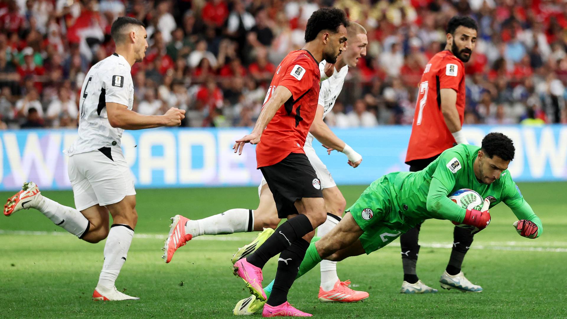 مصطفى شوبير يتصدى لكرة خلال المباراة