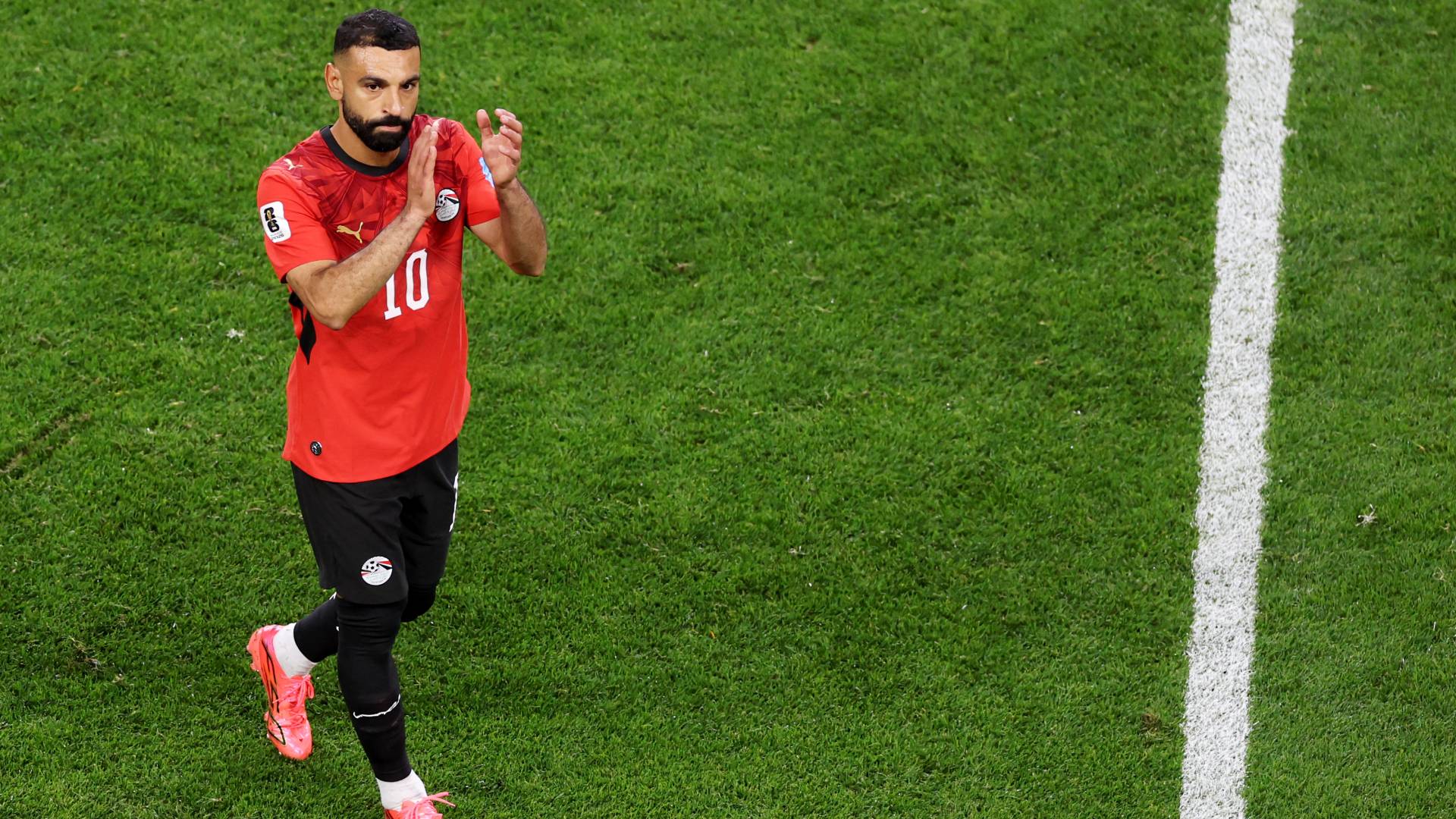 محمد صلاح يغادر الملعب مصابا