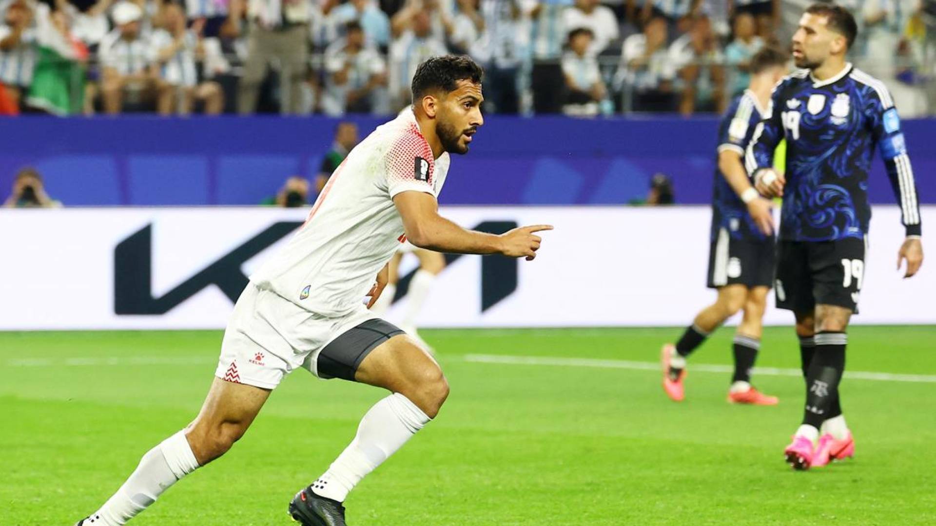 موسى التعمري نجم النشامى