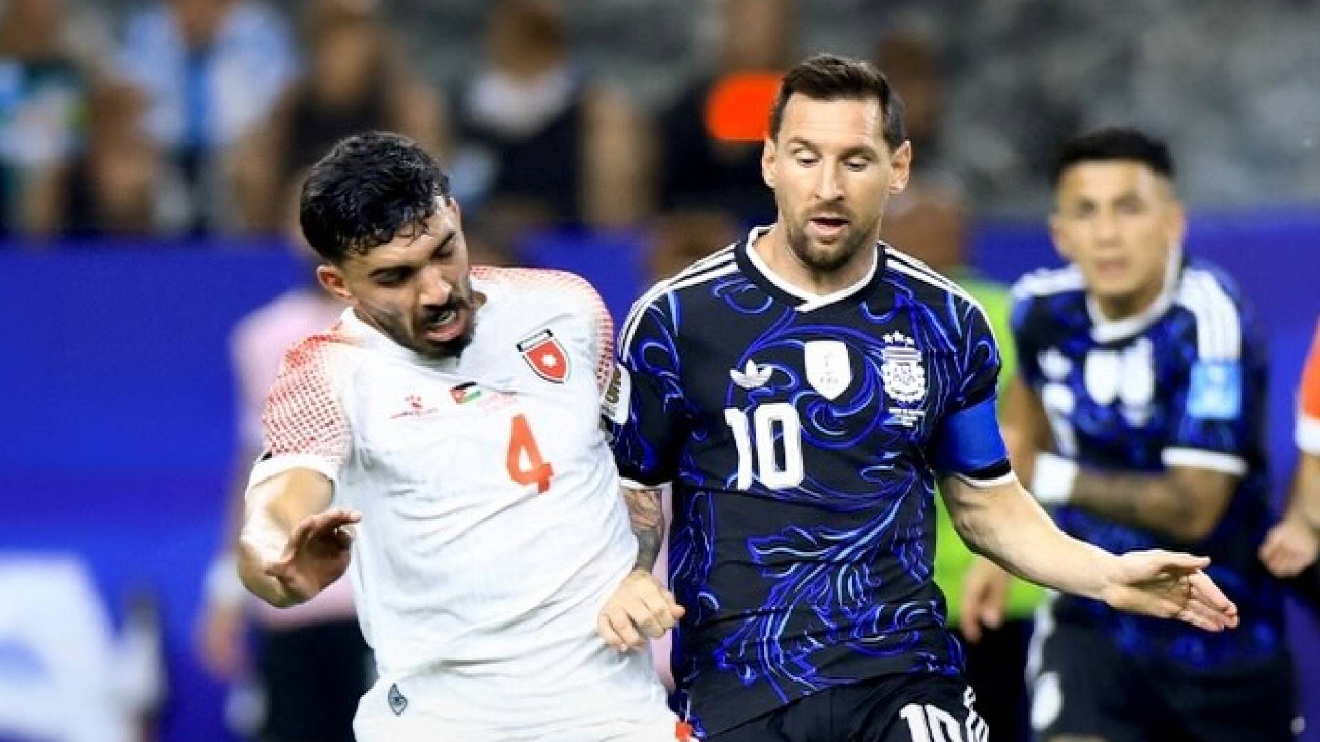 لاعب المنتخب الوطني حسام أبو الذهب و لاعب الارجنتين ليونيل ميسي