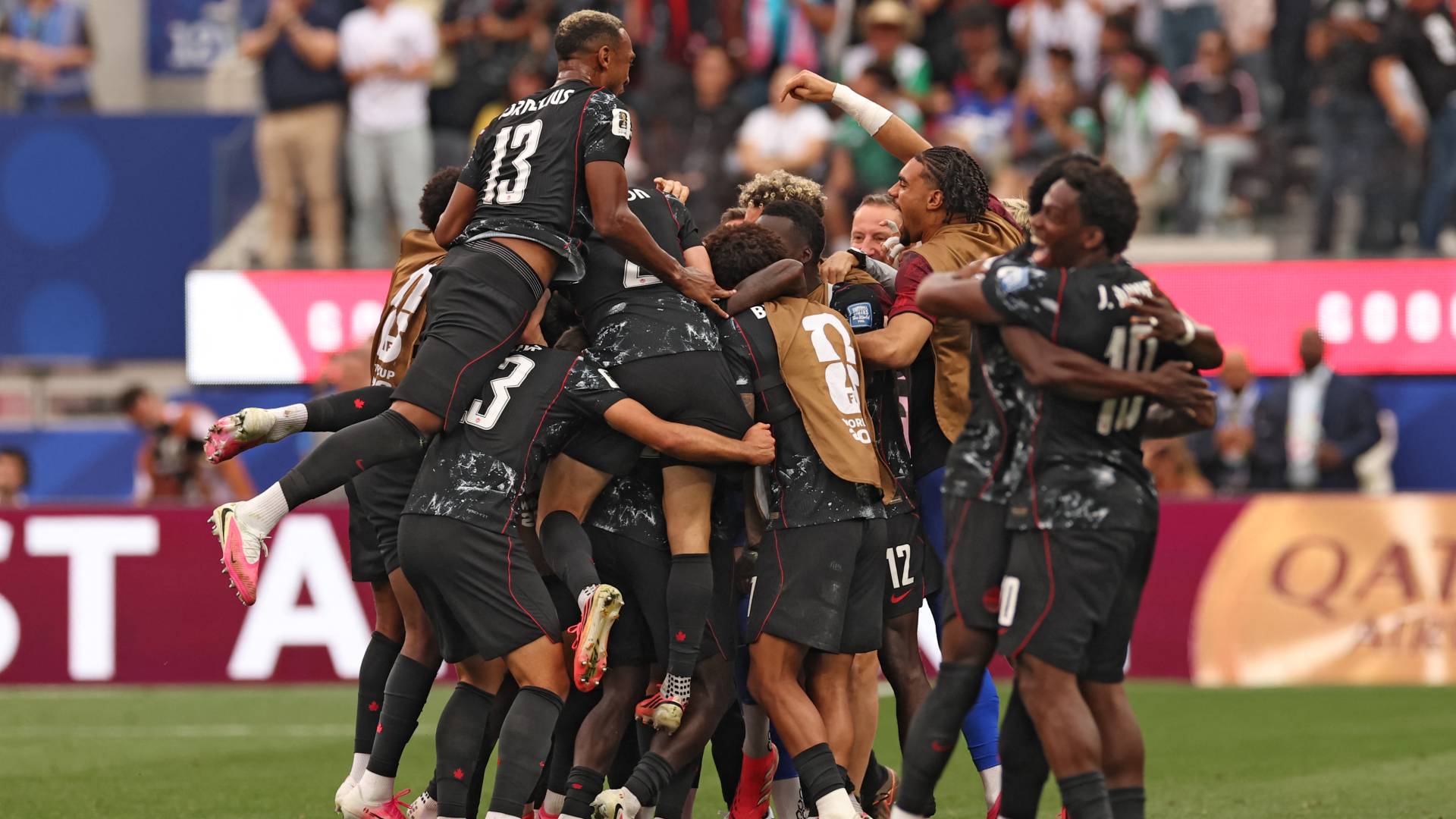 يحتفل ستيفن أوستاكيو لاعب خط وسط المنتخب الكندي بتسجيل الهدف ضد جنوب أفريقيا
