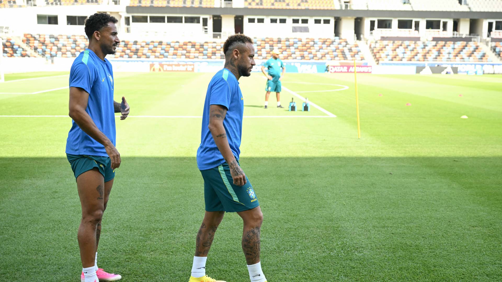 المدافع البرازيلي دانيلو والمهاجم نيمار
