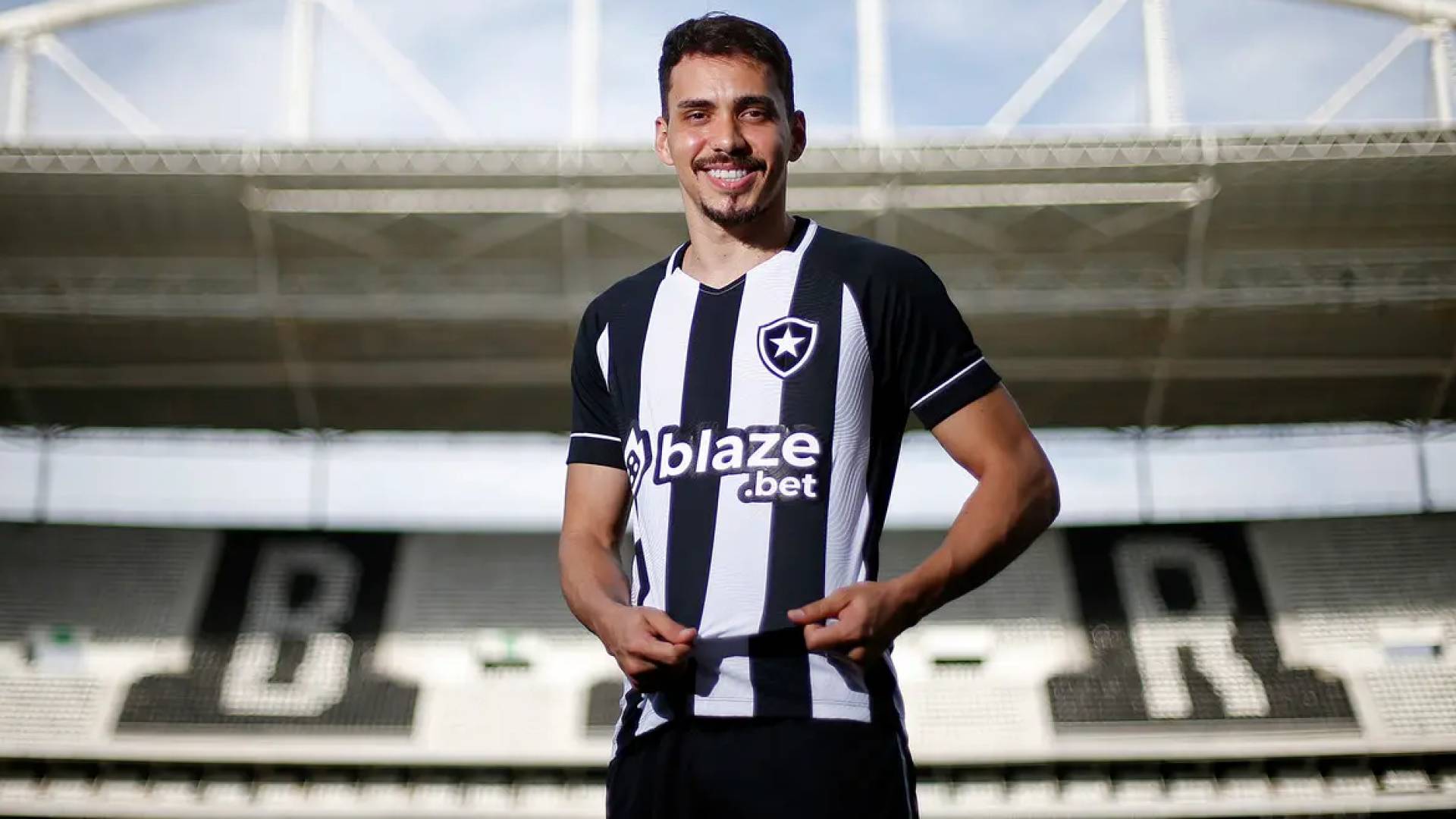 النجم البرازيلي كارلوس إدواردو