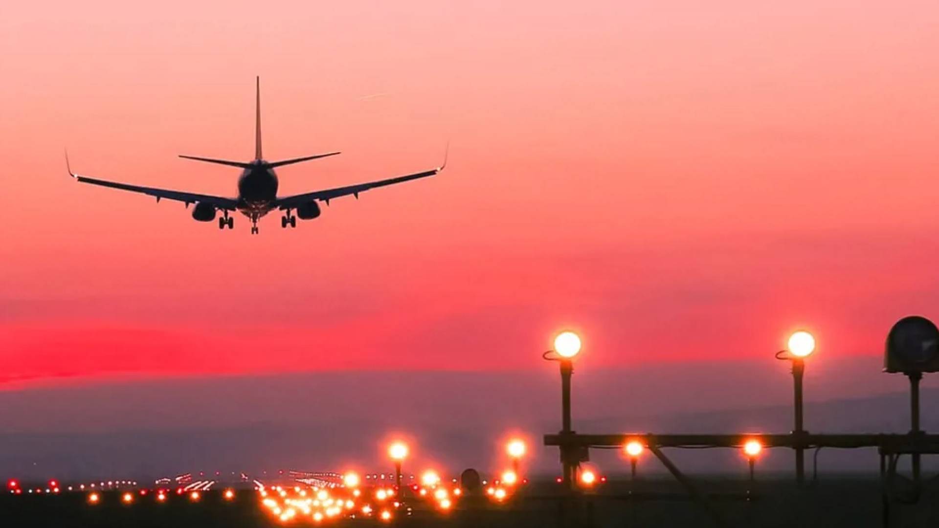 طائرة تحلق في السماء