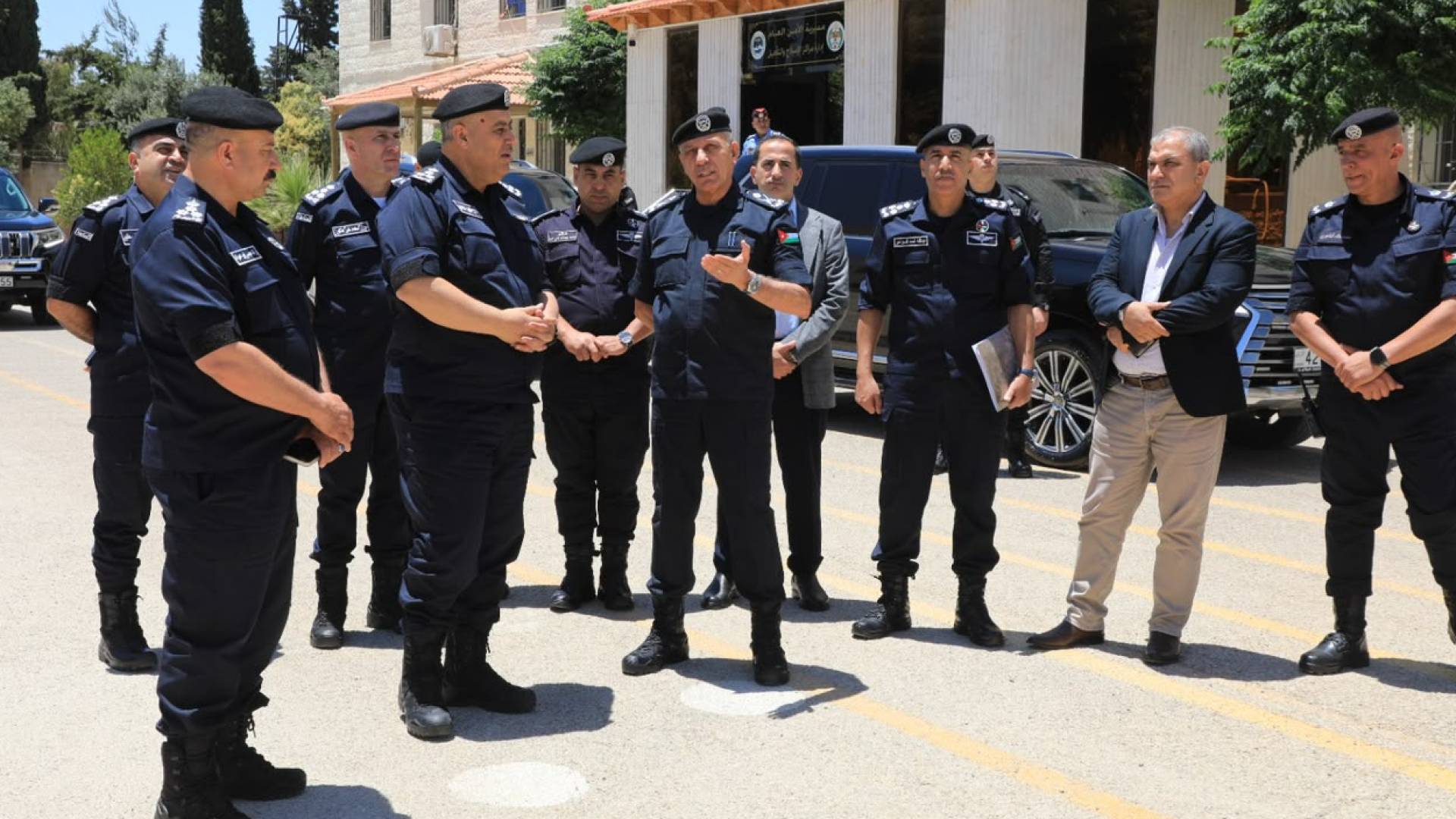 مدير الأمن العام يوجه بإنشاء  4 محطات للزيارات المرئية لنزلاء مراكز الإصلاح