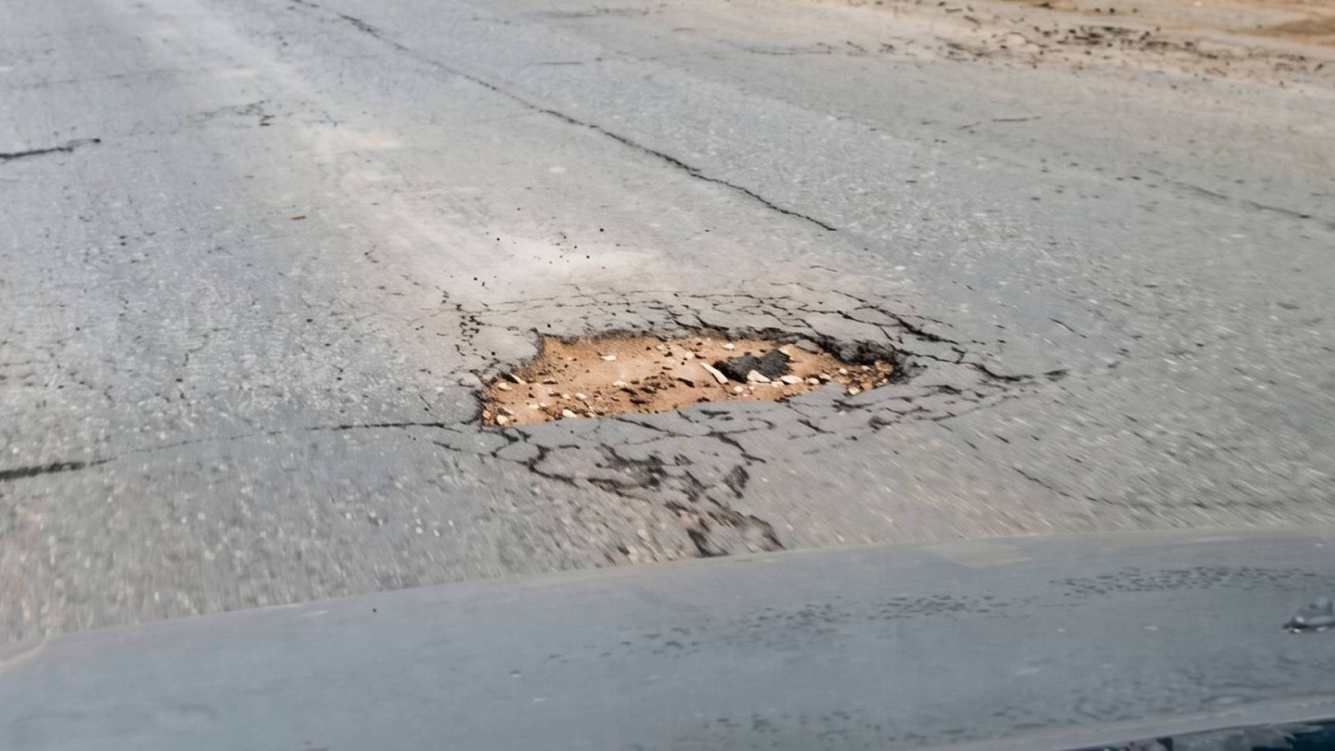 صورة لحالة الطريق قبل إصلاحه