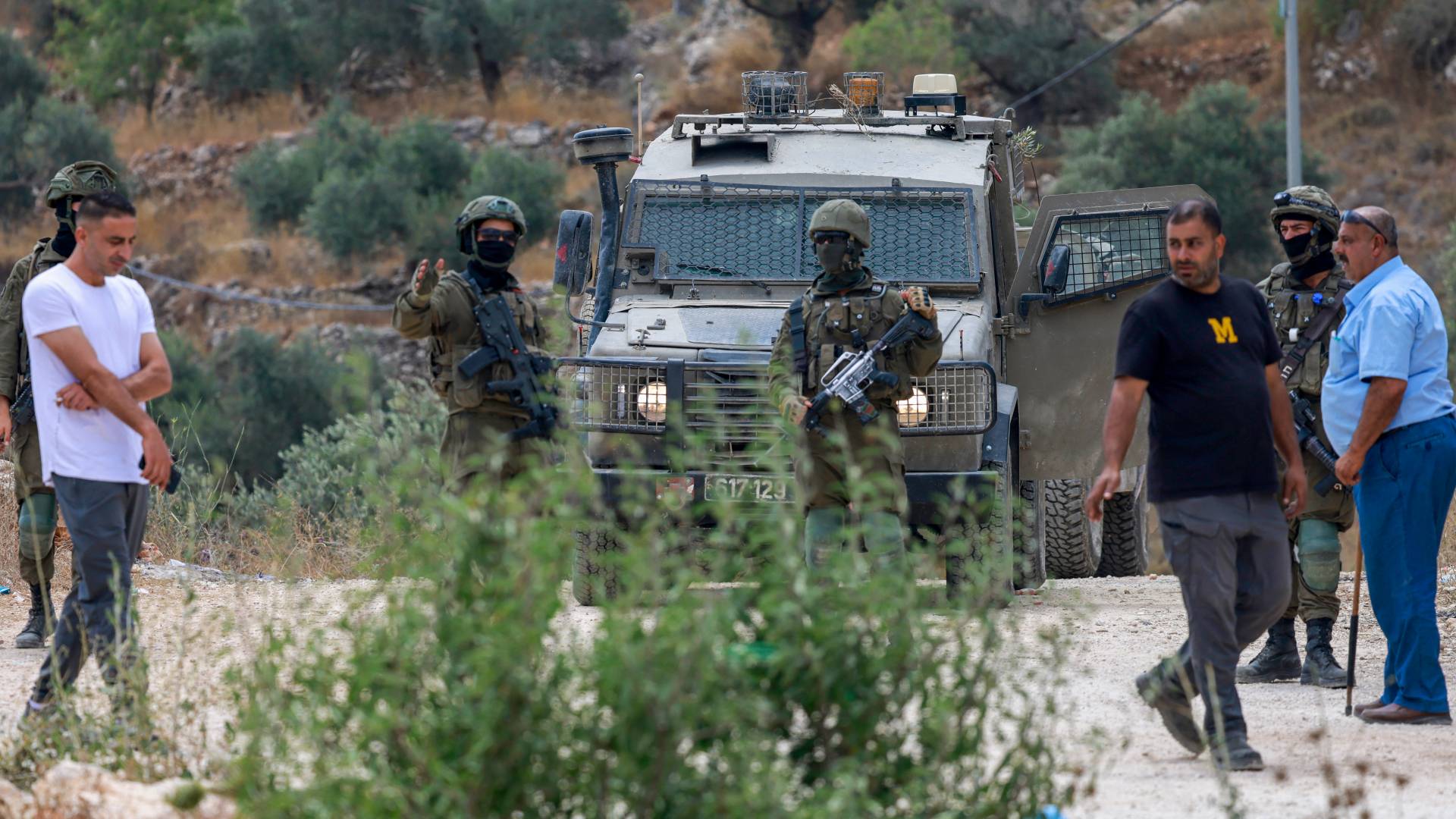 جنود الاحتلال  ينعمون فلسطينيين من العودة إلى منازلهم وأراضيهم في قرية قبلان، جنوب نابلس