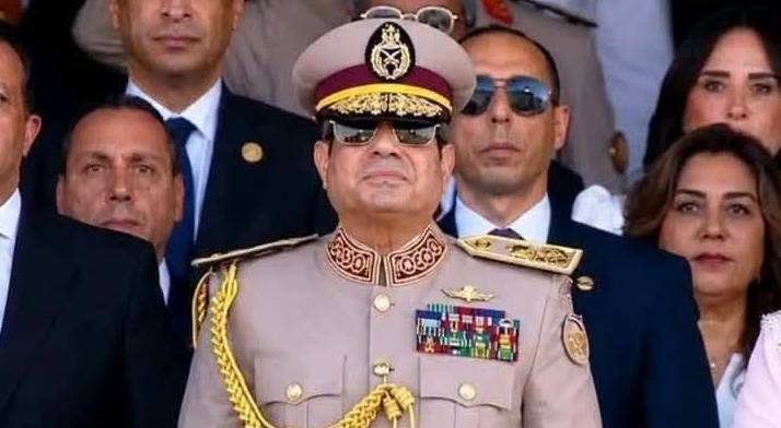 الرئيس المصري عبد الفتاح السيسي بالزي العسكري