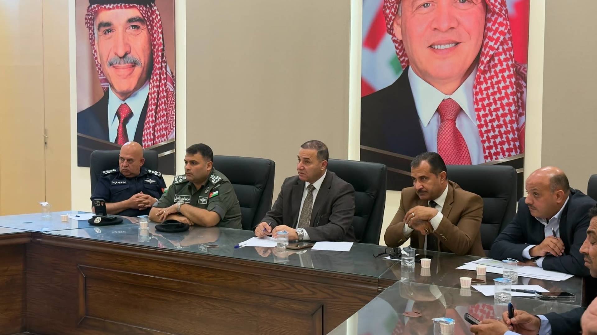 محافظ المفرق، فراس أبو قاعود خلال اجتماع ضم مديري الدوائر التنفيذية والأجهزة الأمنية في المحافظة