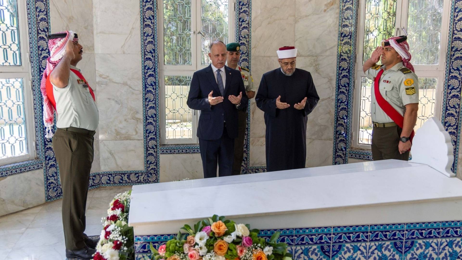 نائب الملك يزور ضريح الملك طلال بن عبدالله