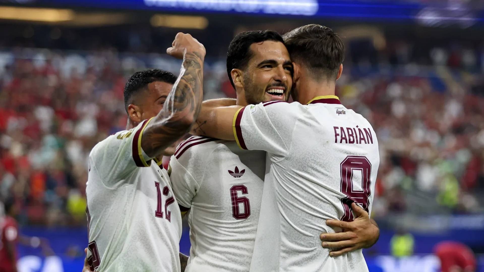 لاعبو منتخب إسبانيا يحتفلون بهدف سابق