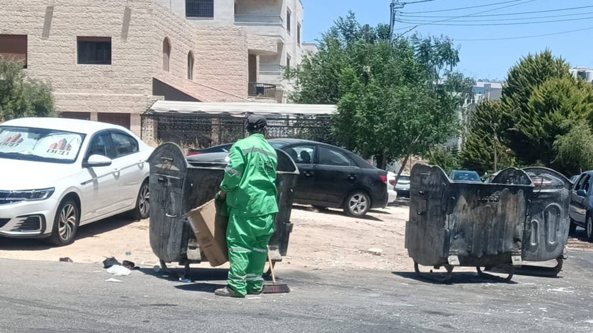 عامل وطن أثناء قيامه بعمله في العاصمة عمان
