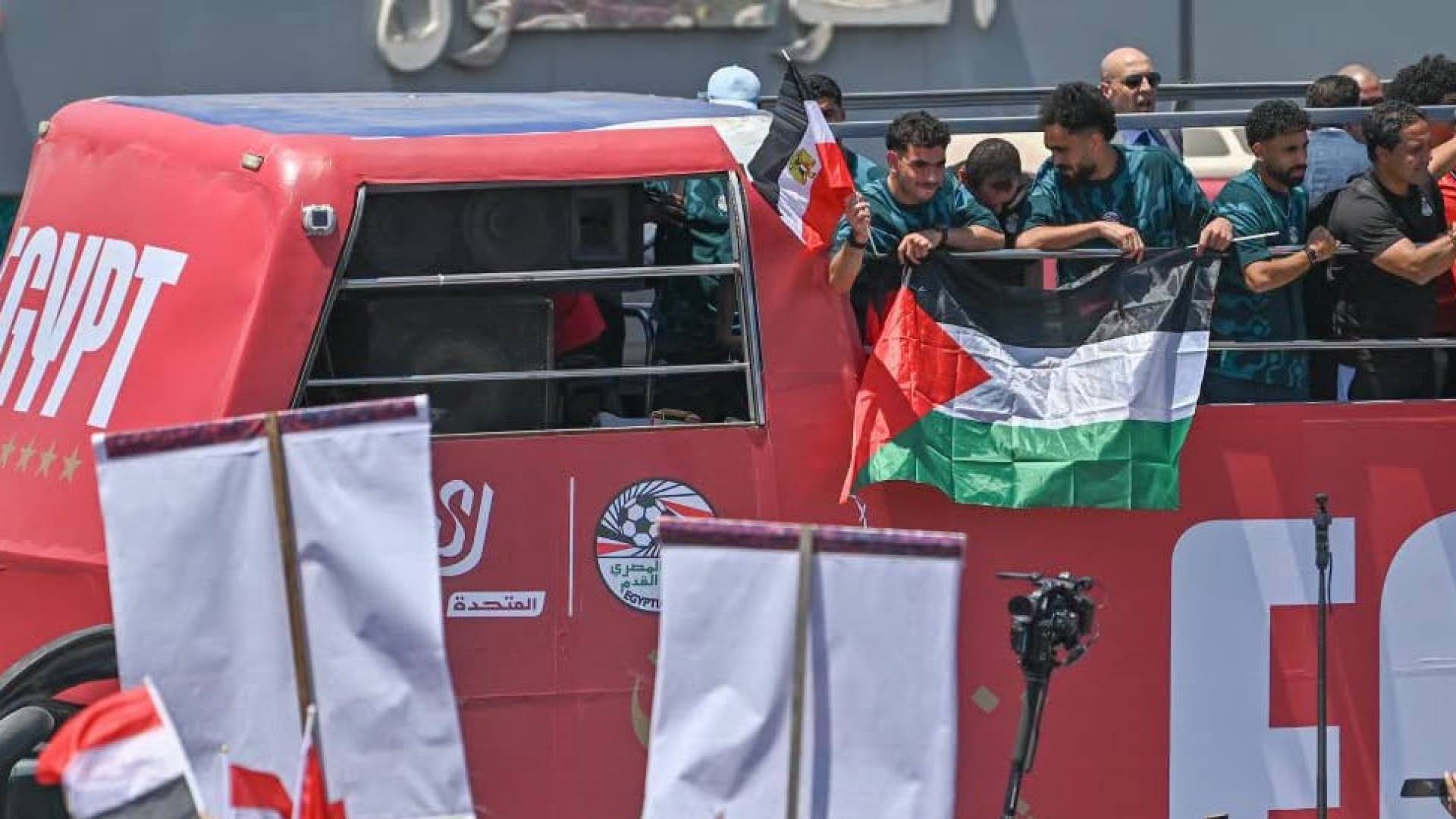 العلم الفلسطيني مع لاعبي منتخب مصر
