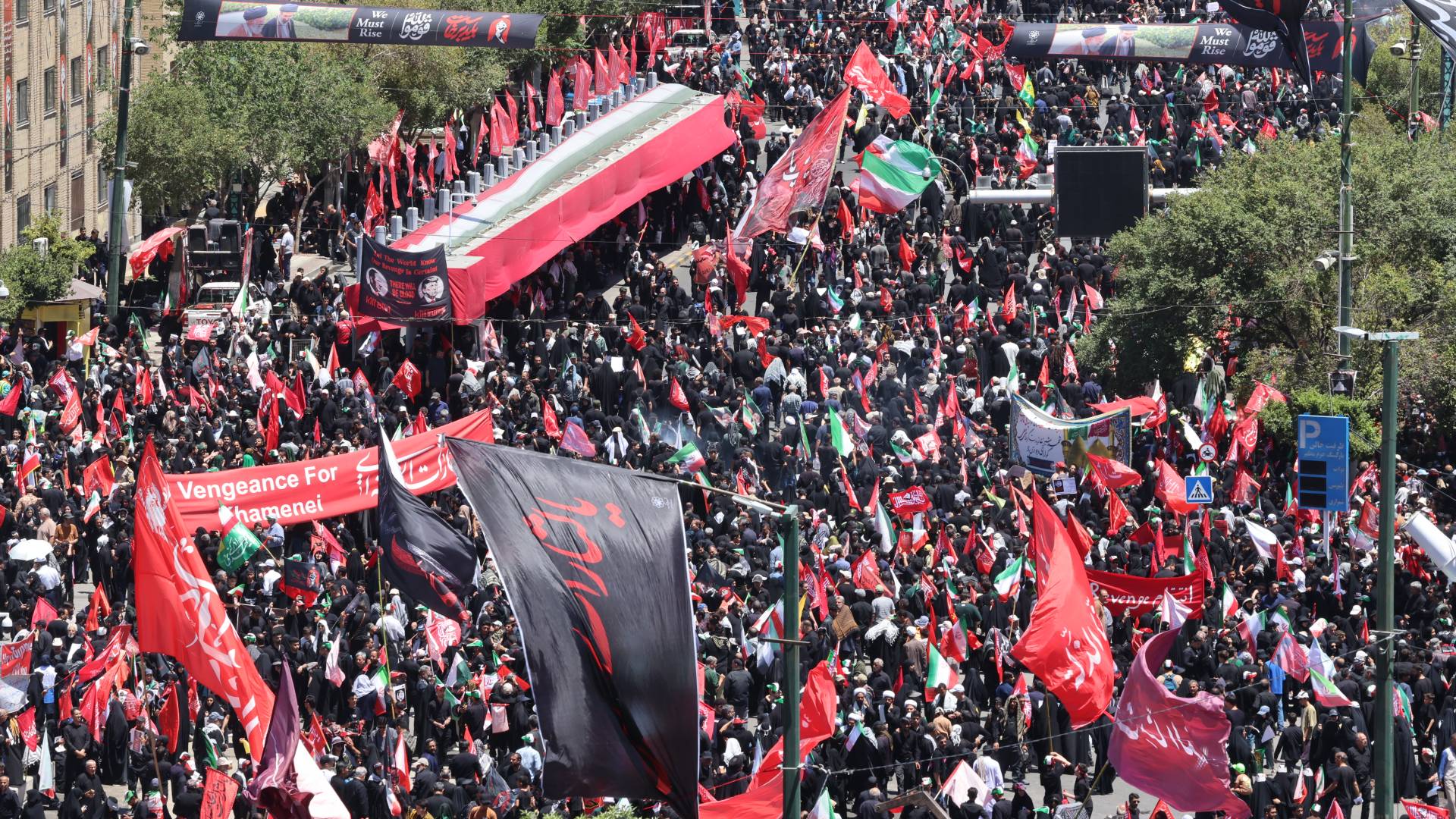 مشيعون إيرانيون في جنازة المرشد الأعلى