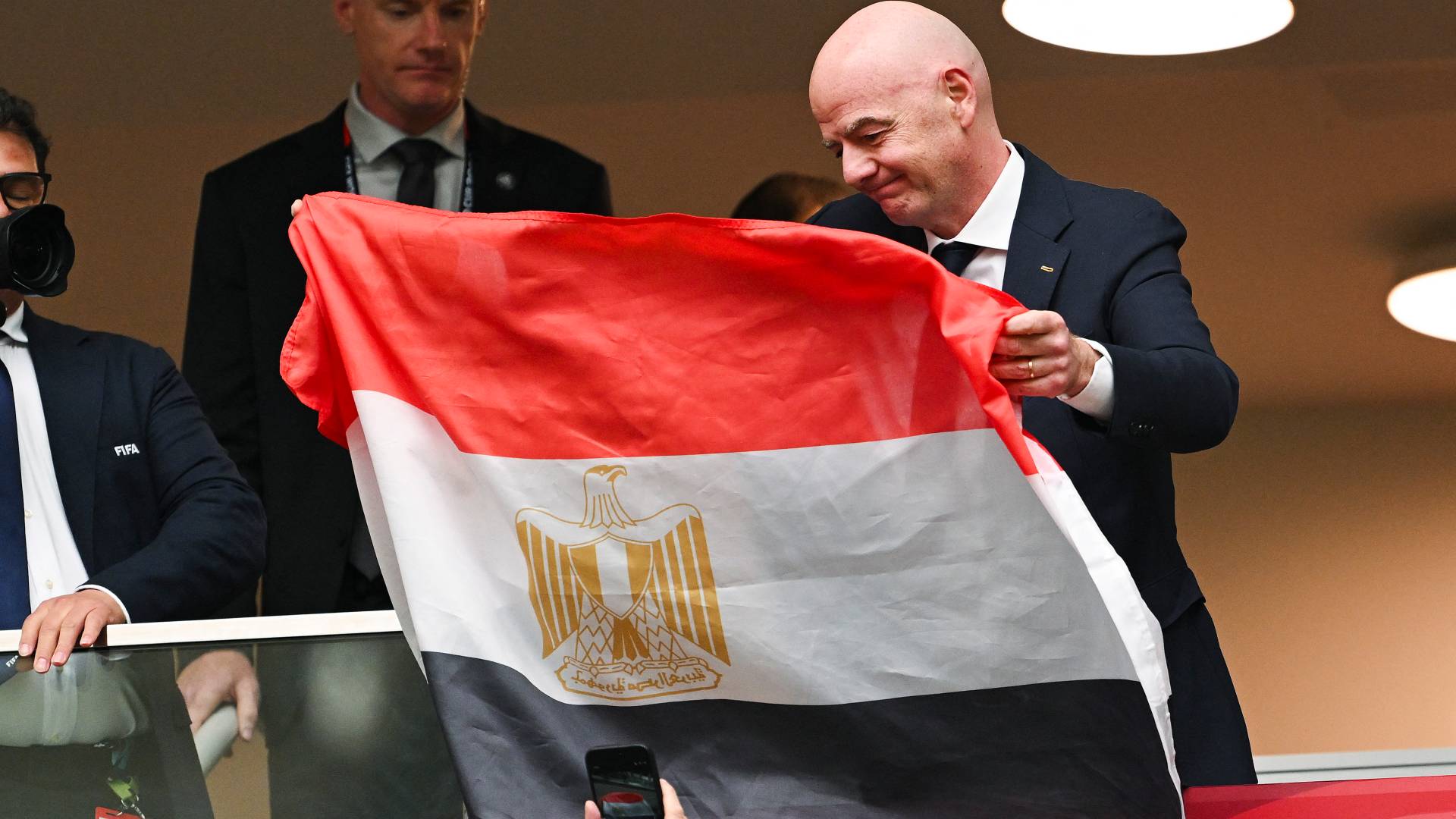 رئيس الاتحاد الدولي لكرة القدم (فيفا)، جياني إنفانتينو، يحمل العلم المصري