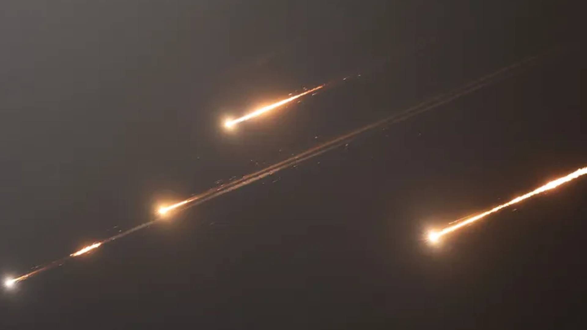 الجيش الإيراني يعلن قصف مواقع للجيش الأمريكي في الكويت والبحرين ويتوعد بردود أشد