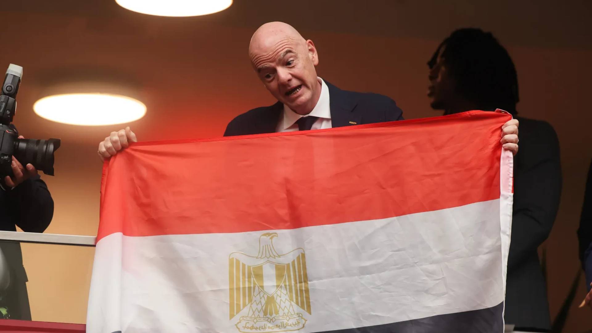 السويسري جياني إنفانتينو يرفع العلم المصري