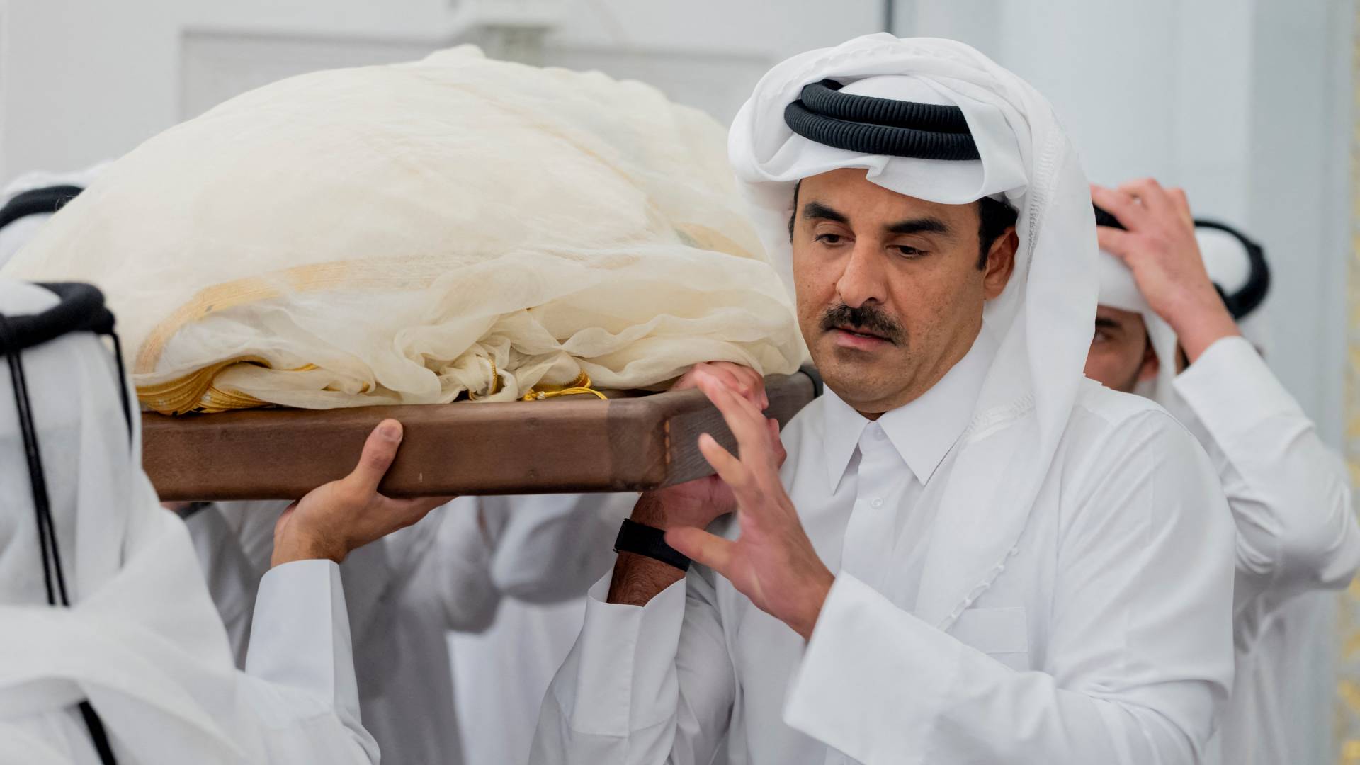 أمير قطر تميم بن حمد يقود تشييع جثمان والده